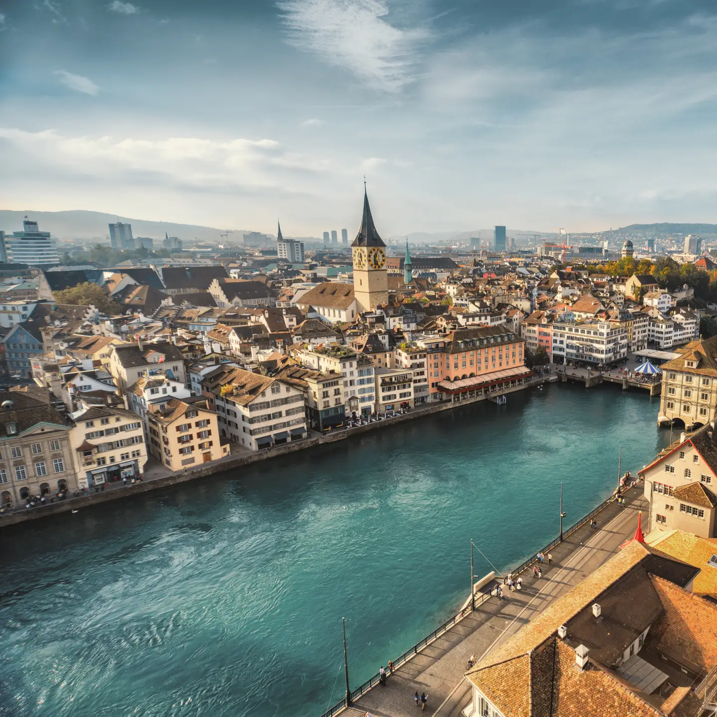 Vue sur la vieille ville de Zurich, située en Suisse, avec la rivière Limmat et l'ancien hôtel de ville