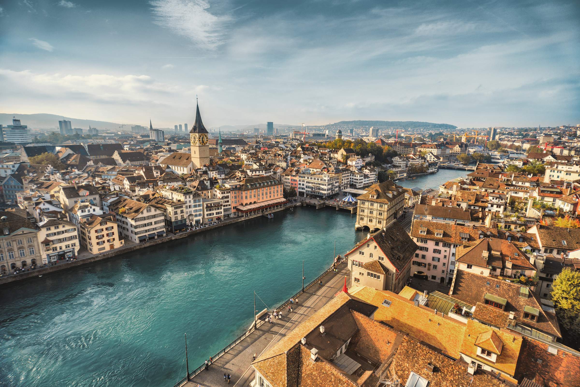 Vista sobre el casco antiguo de Zúrich, situado en Suiza, con el río Limat y el antiguo ayuntamiento.