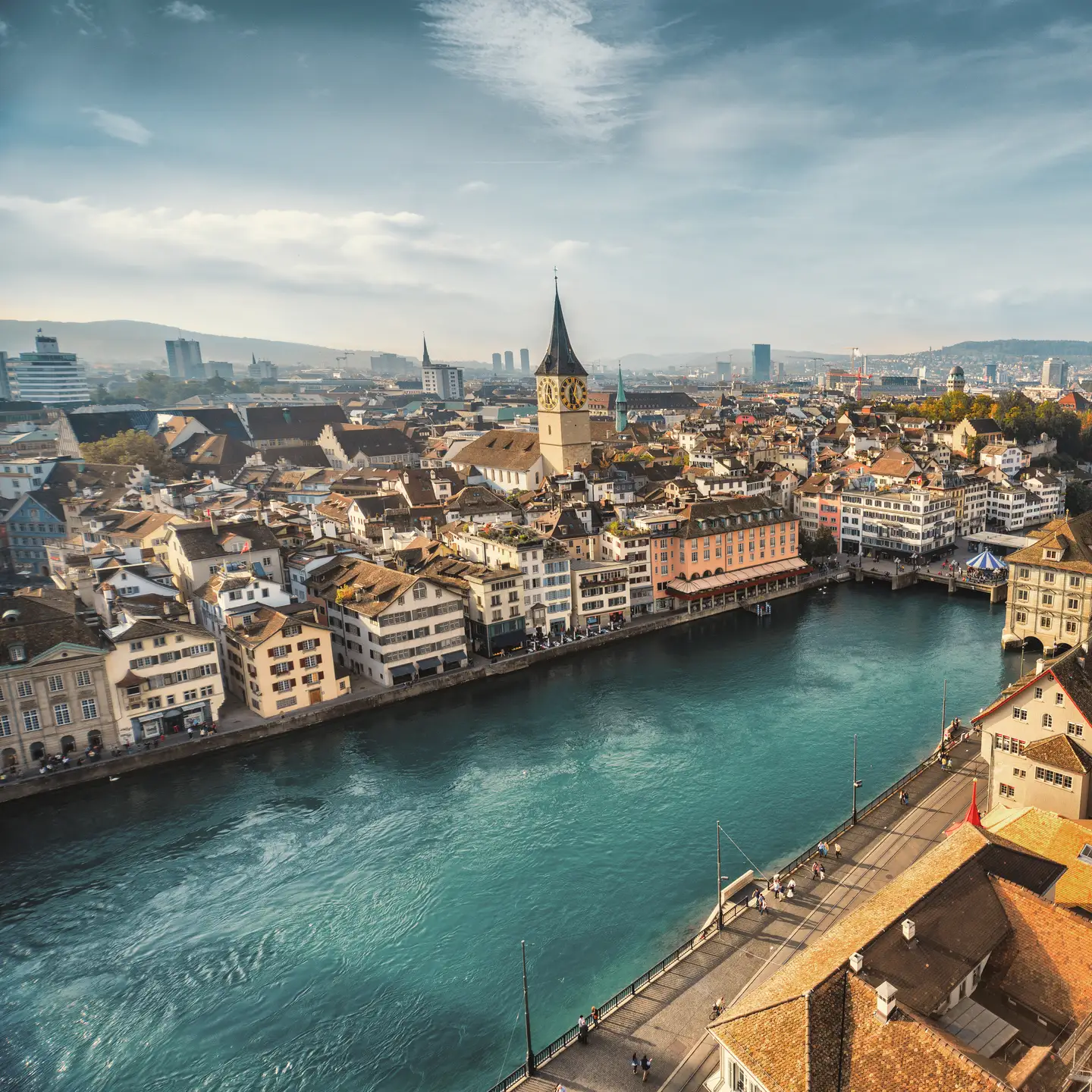 Vista sobre el casco antiguo de Zúrich, situado en Suiza, con el río Limat y el antiguo ayuntamiento.
