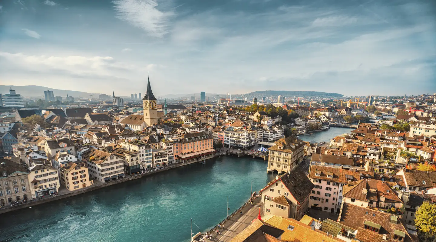 Vista sobre el casco antiguo de Zúrich, situado en Suiza, con el río Limat y el antiguo ayuntamiento.