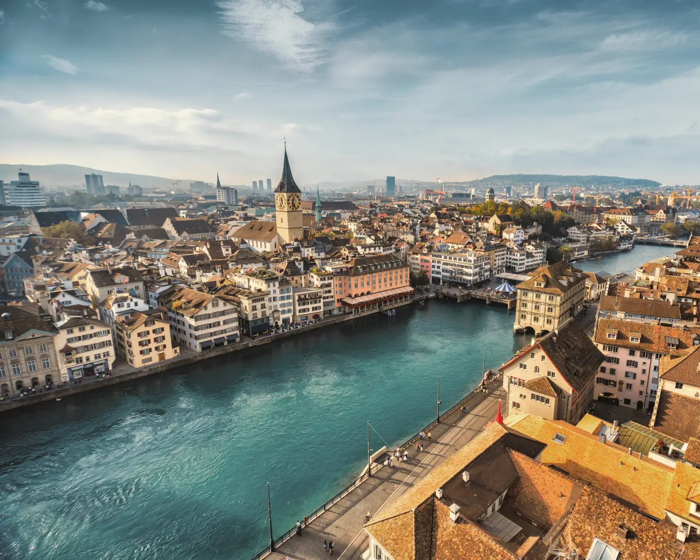 Kilátás a svájci Zürich óvárosára, a Limmat folyóra és a régi városházára