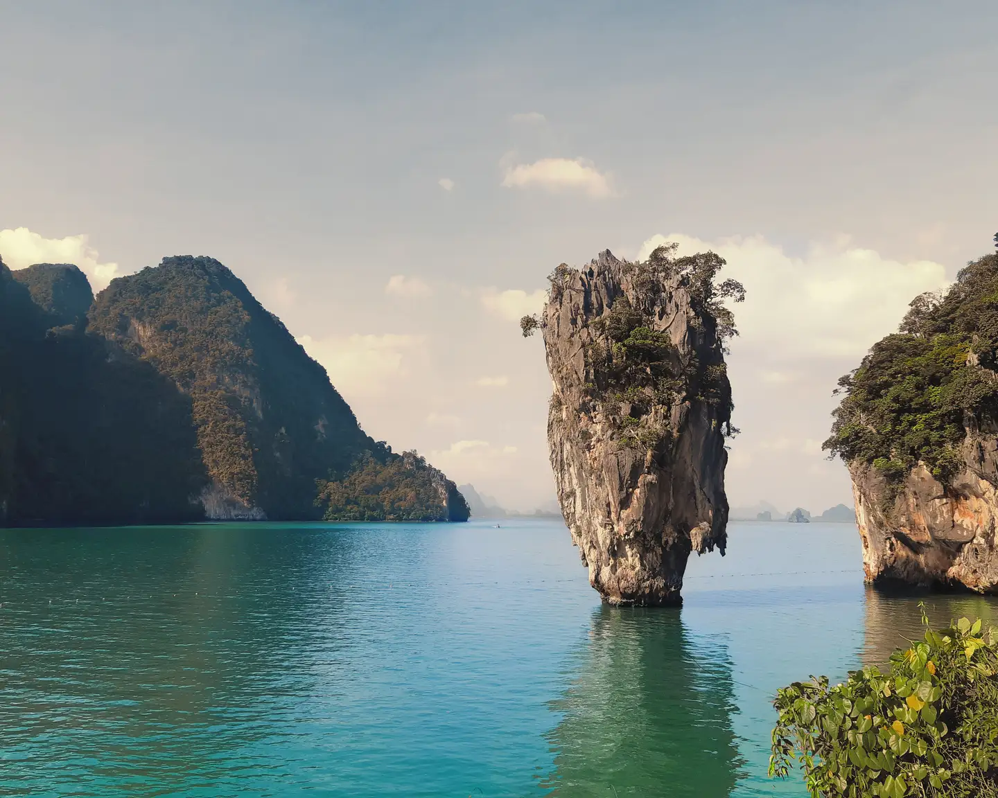 Acantilados de piedra caliza en la isla tropical de Phuket, situada frente a la costa de Tailandia, en la bahía de Bengala.