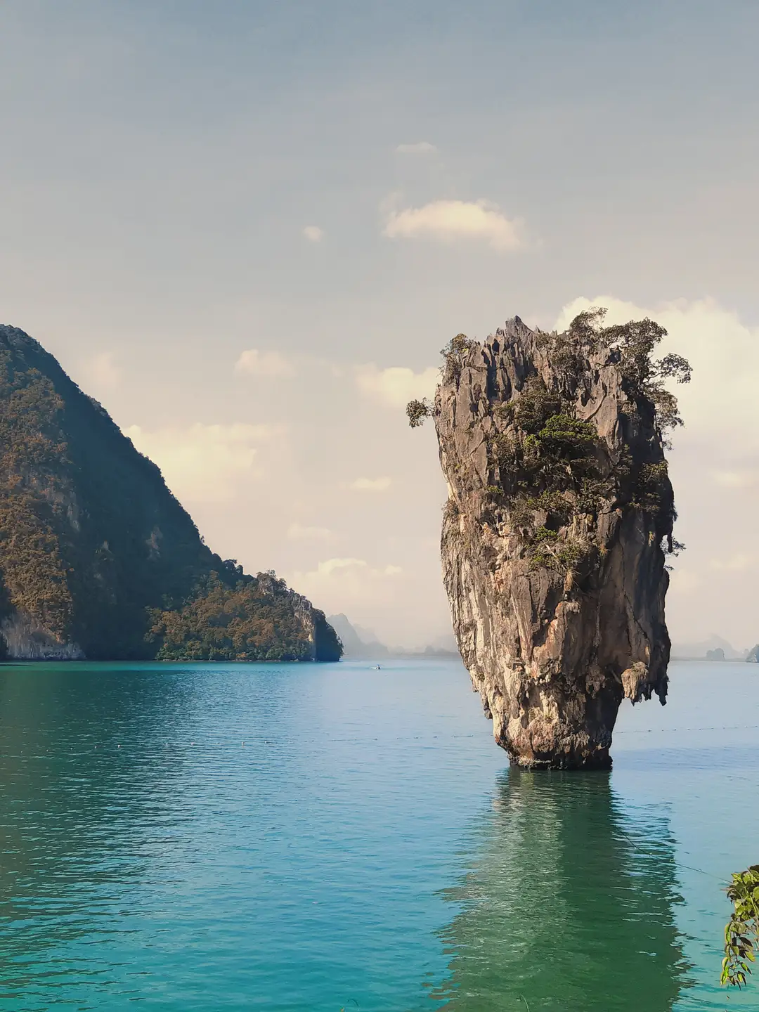 Acantilados de piedra caliza en la isla tropical de Phuket, situada frente a la costa de Tailandia, en la bahía de Bengala.