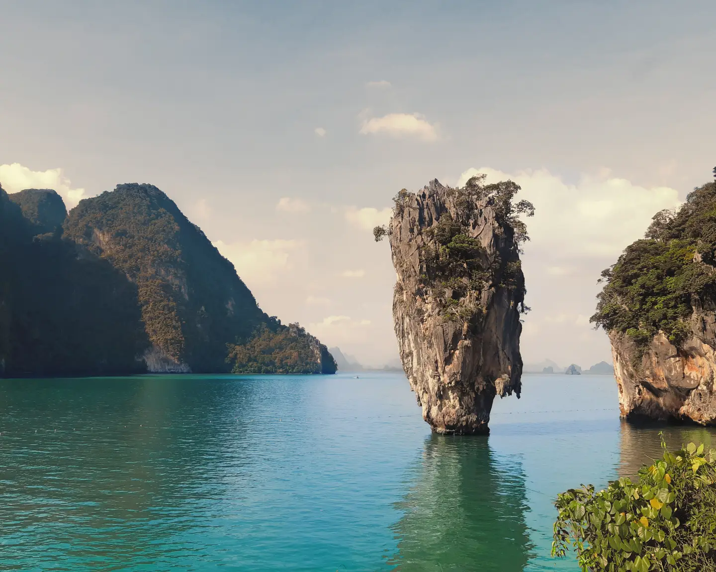 Křídové útesy na tropickém ostrově Phuket, který leží u pobřeží Thajska v Bengálském zálivu.