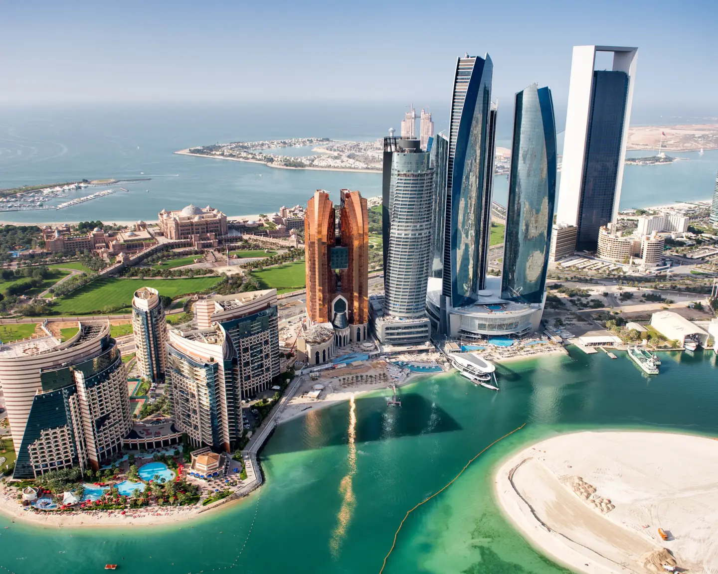 Vue aérienne de la ligne d'horizon d'Abou Dhabi surplombant la mer