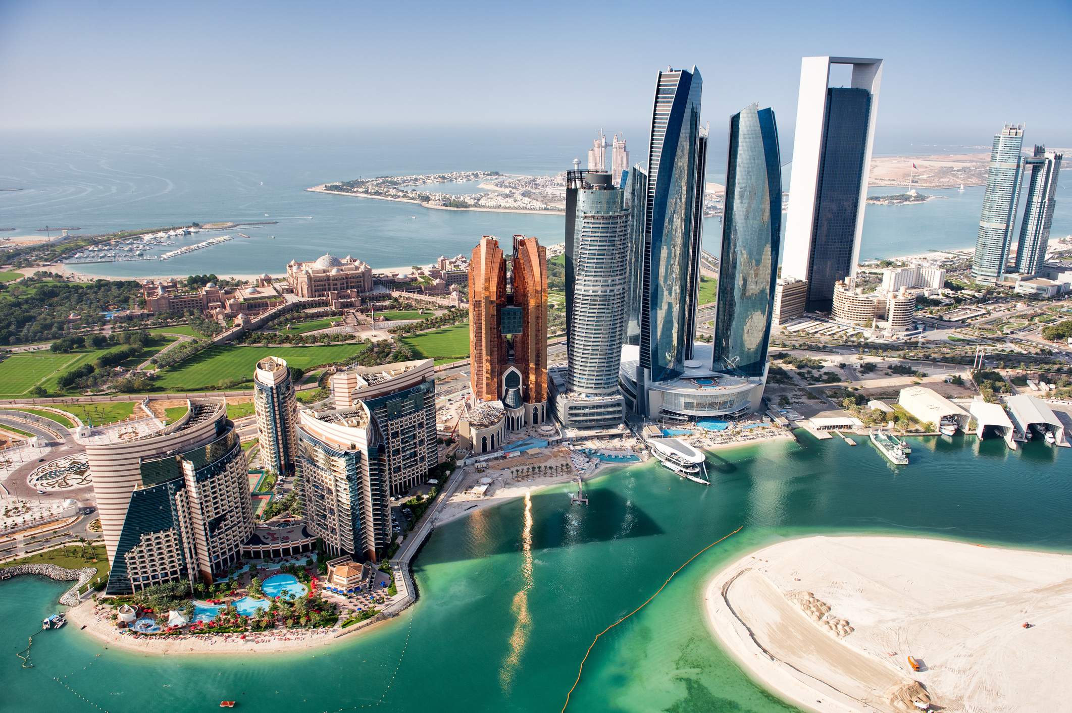 Die atemberaubende Skyline von Abu Dhabi mit den Etihad Towers und der luxuriösen Uferpromenade. Kristallklares Wasser, unberührte Strände und moderne Architektur der VAE. Eine Oase in der Wüste.