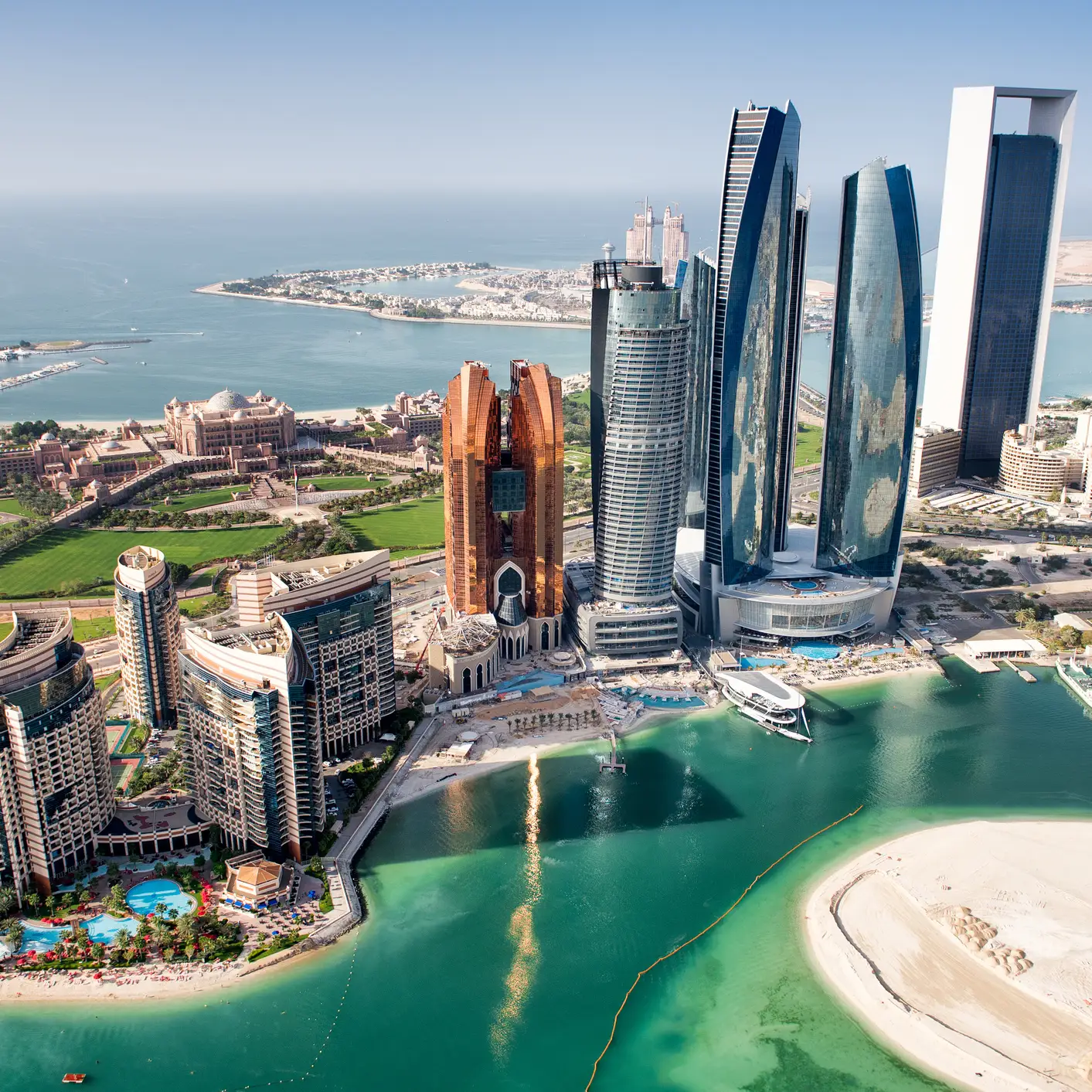 Die atemberaubende Skyline von Abu Dhabi mit den Etihad Towers und der luxuriösen Uferpromenade. Kristallklares Wasser, unberührte Strände und moderne Architektur der VAE. Eine Oase in der Wüste.