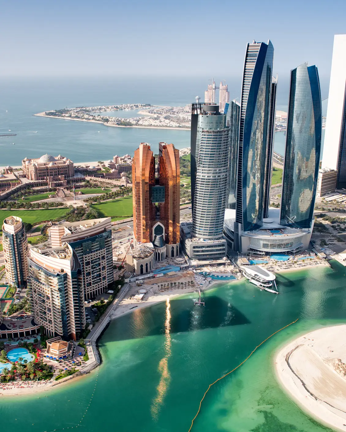 Die atemberaubende Skyline von Abu Dhabi mit den Etihad Towers und der luxuriösen Uferpromenade. Kristallklares Wasser, unberührte Strände und moderne Architektur der VAE. Eine Oase in der Wüste.