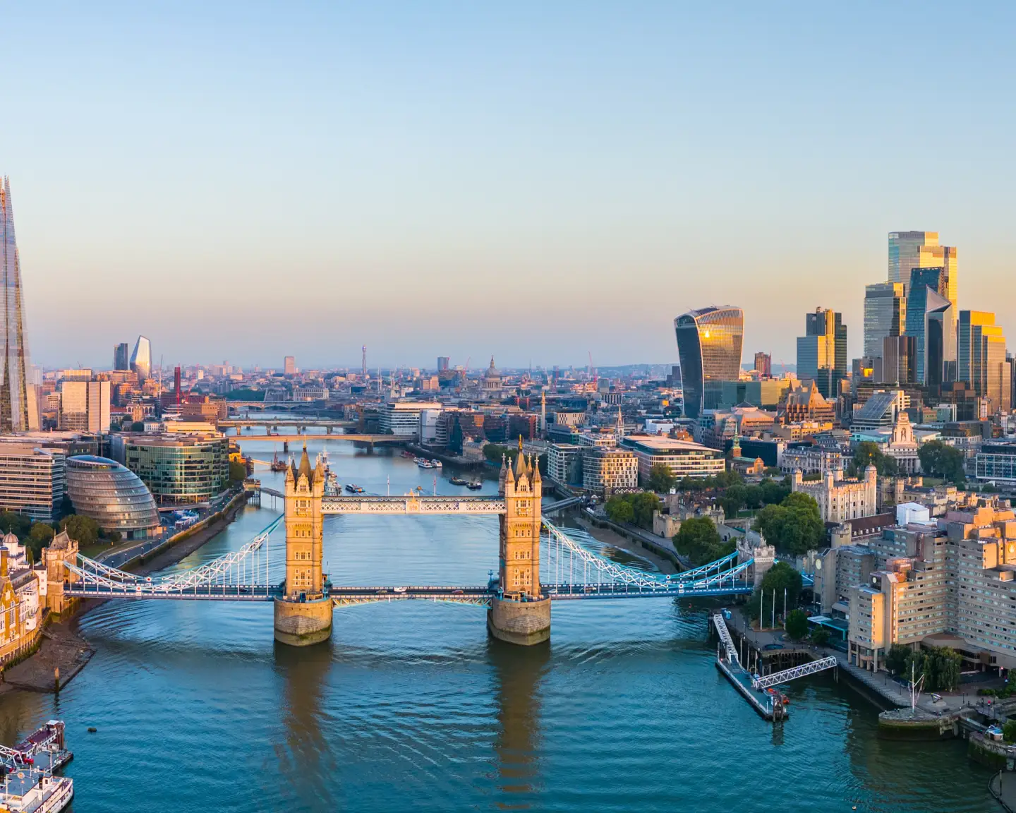 Vue panoramique sur Tower Bridge, la Tamise et l'horizon moderne de la City of London avec The Shard et le quartier financier sous la lumière du soir