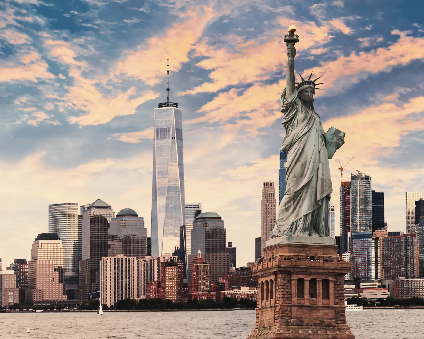 Vue sur la ligne d'horizon de New York avec la Statue de la Liberté au premier plan.