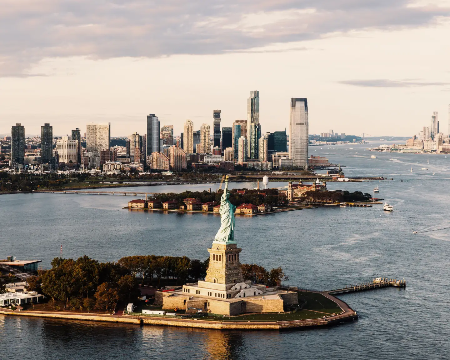 Kilátás a Szabadság-szoborra a New York-i látkép hátterében.