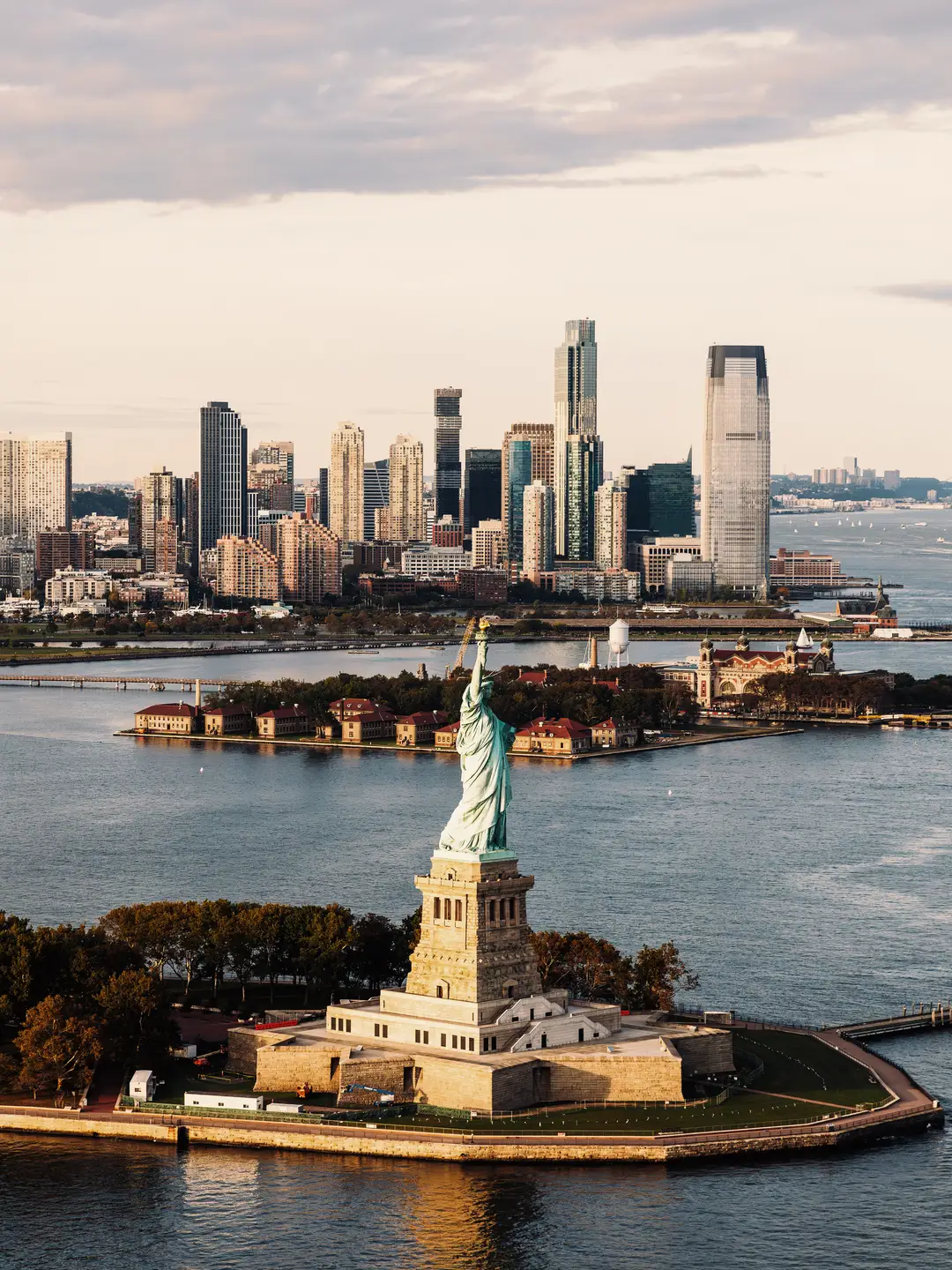 Vista de la Estatua de la Libertad con el skyline de Nueva York al fondo.