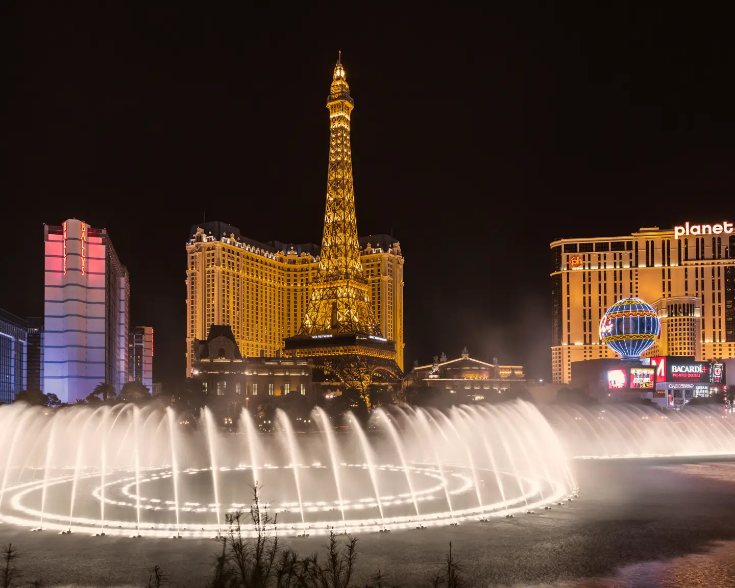 Lac, fontaines et le strip de Las Vegas la nuit