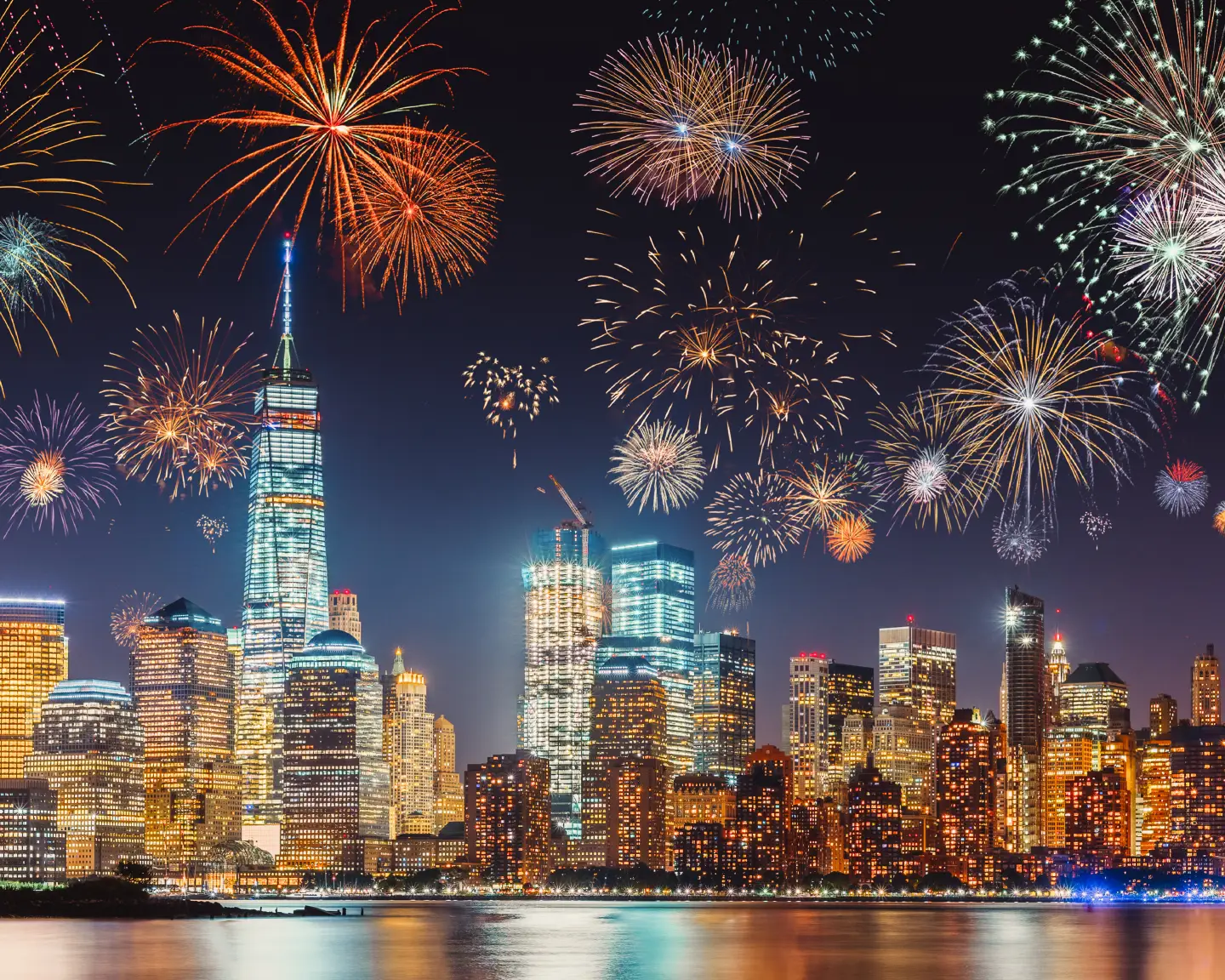 Silvester in New York mit spektakulärem Feuerwerk über der Skyline