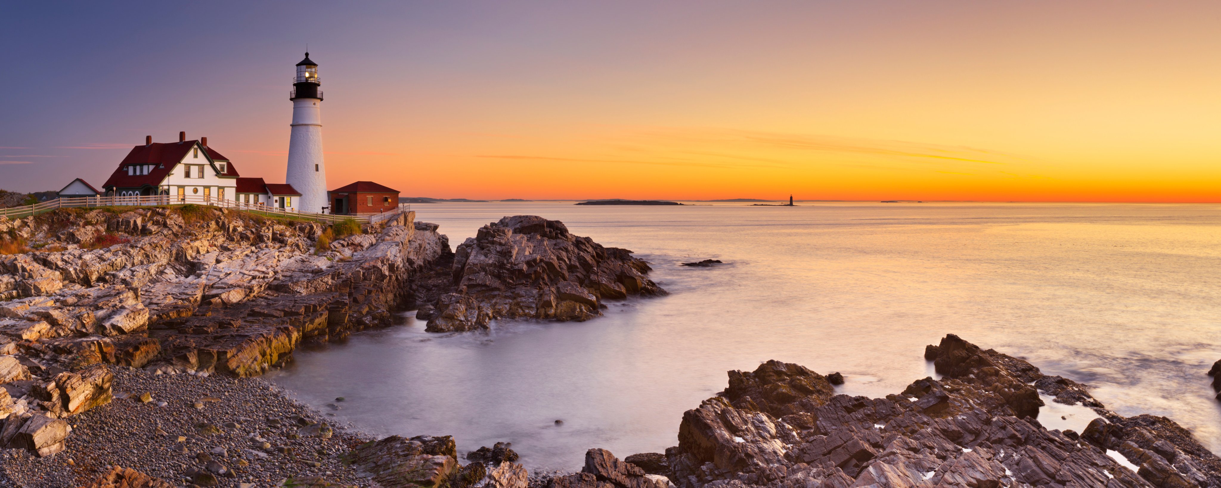 A Portland Head világítótorony az Amerikai Egyesült Államokban, Maine államban, Cape Elizabeth-ben. Napkeltekor fényképezve.