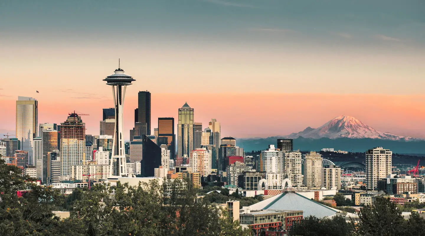 El perfil urbano de Seattle y el monte Rainier al atardecer en un día despejado de verano.