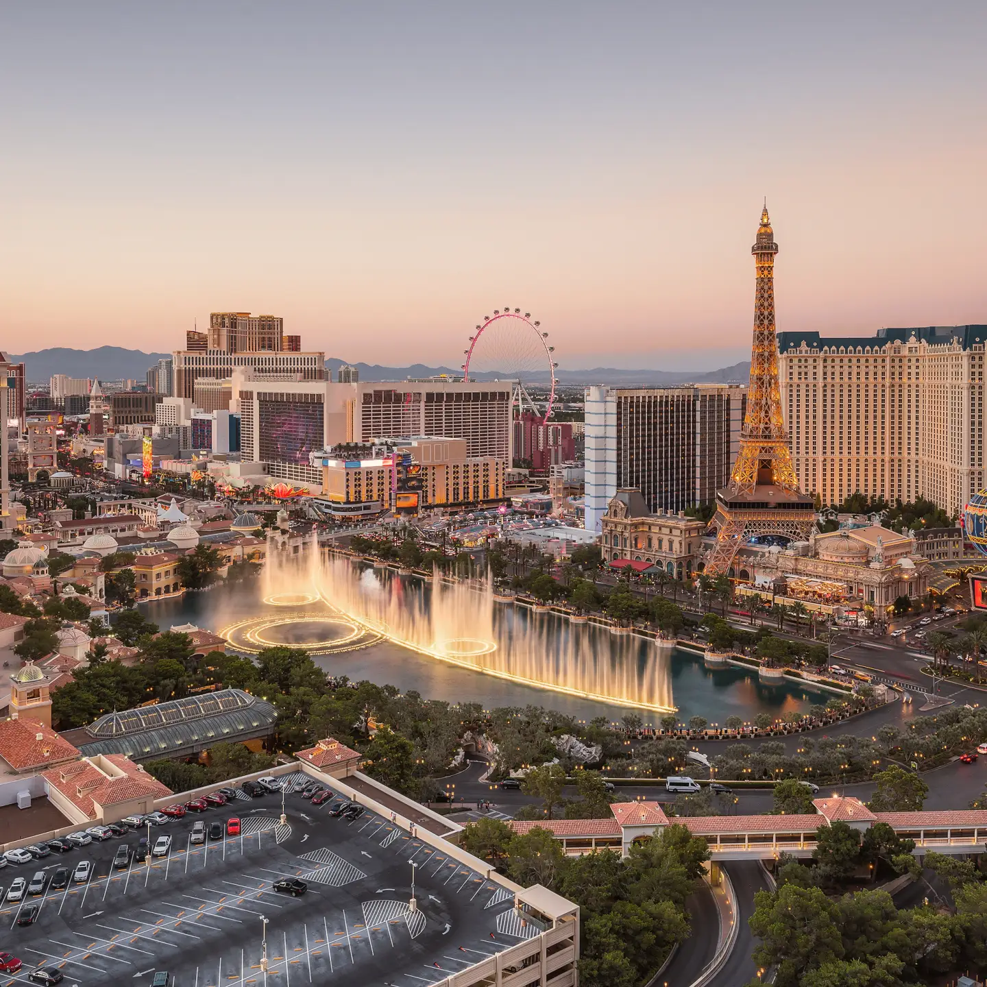Vue aérienne la nuit du Strip de Las Vegas dans le Nevada