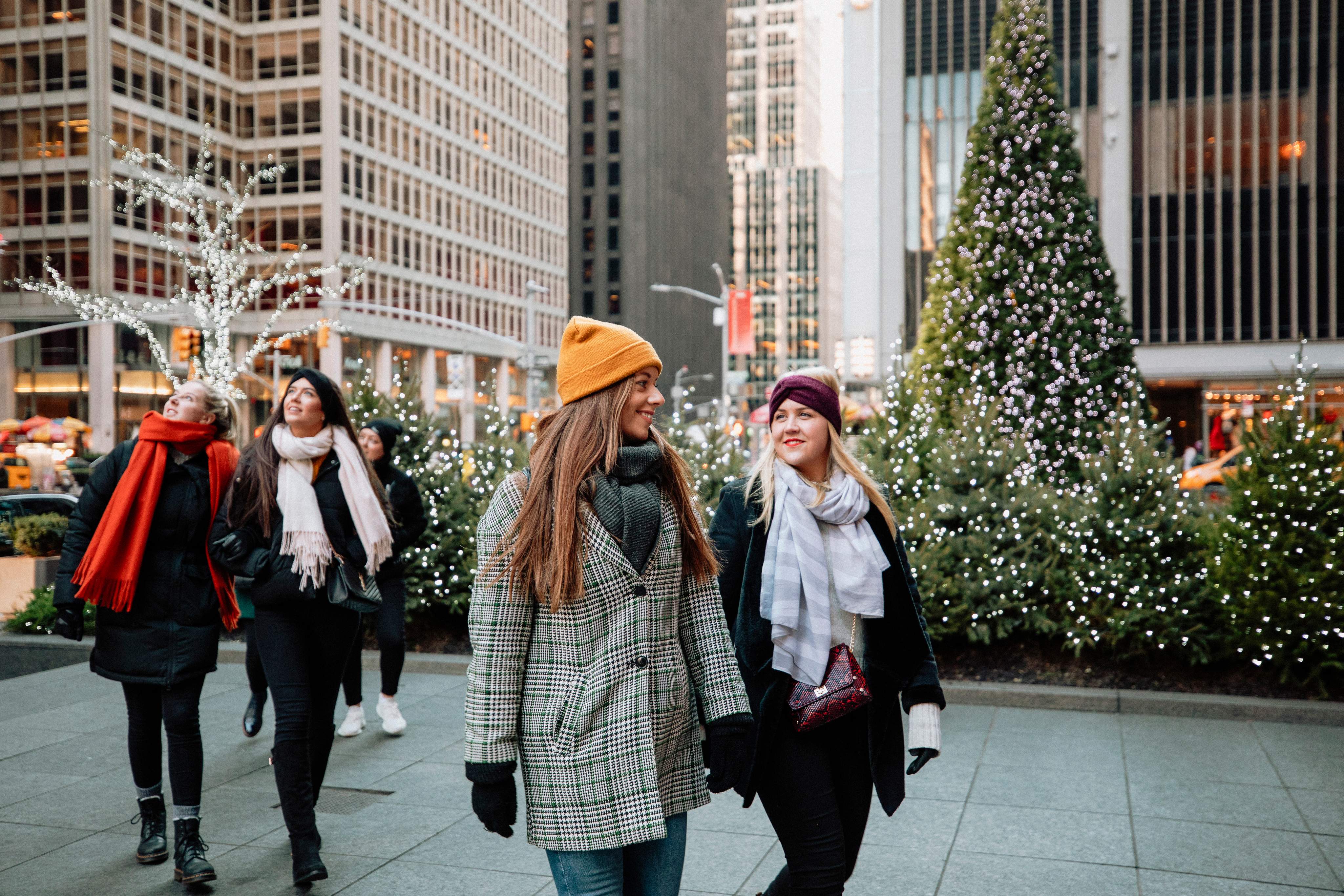 Eine Gruppe von Frauen, die nebeneinander gehen und in New York City Sightseeing machen.