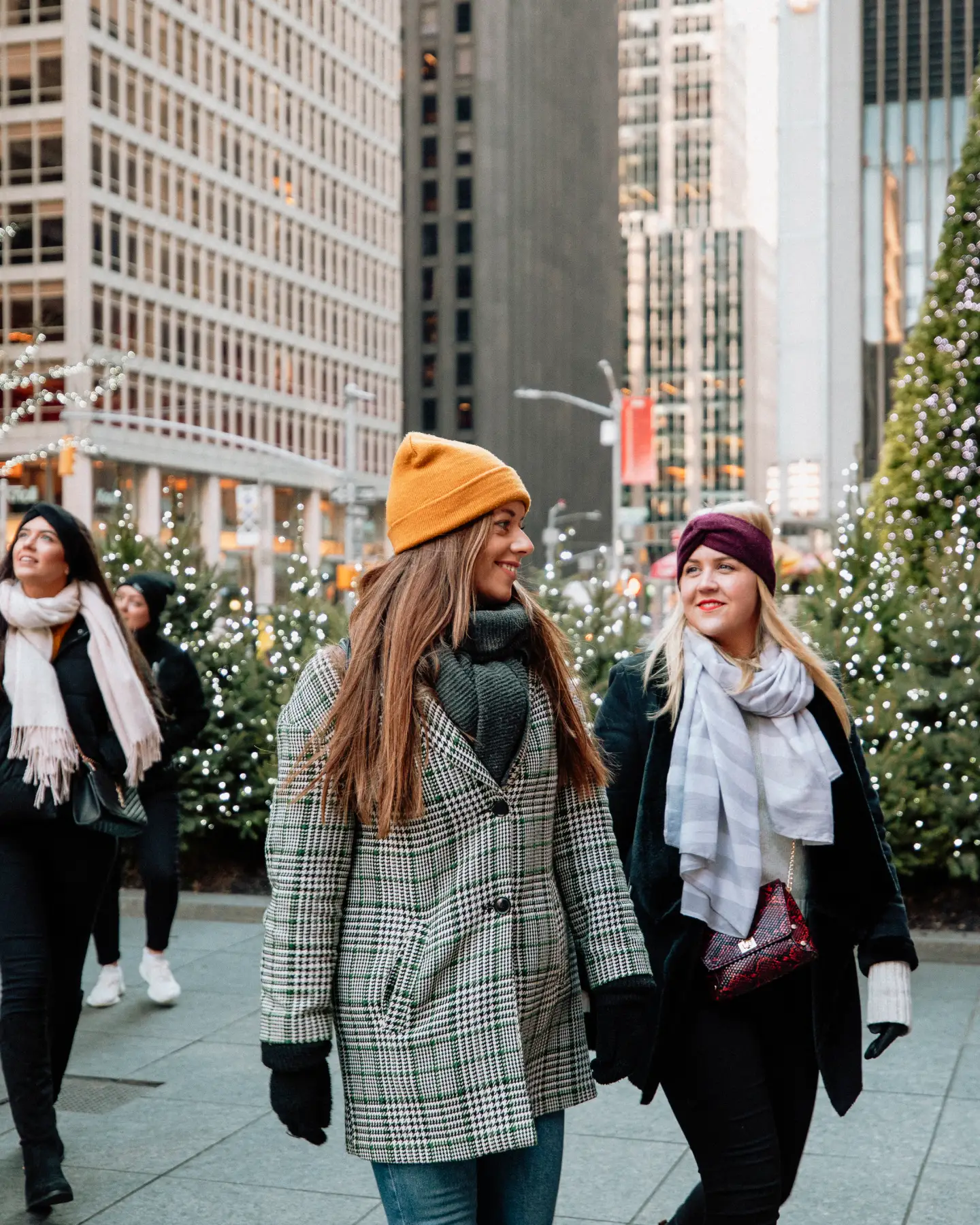 Eine Gruppe von Frauen, die nebeneinander gehen und in New York City Sightseeing machen.