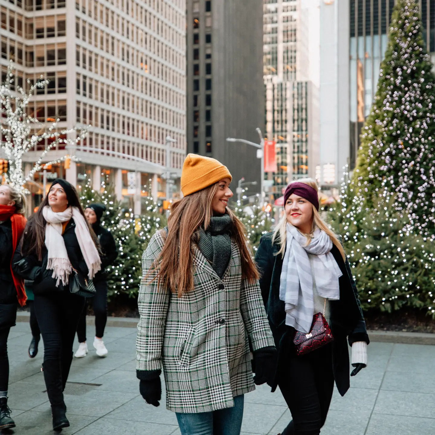 Eine Gruppe von Frauen, die nebeneinander gehen und in New York City Sightseeing machen.