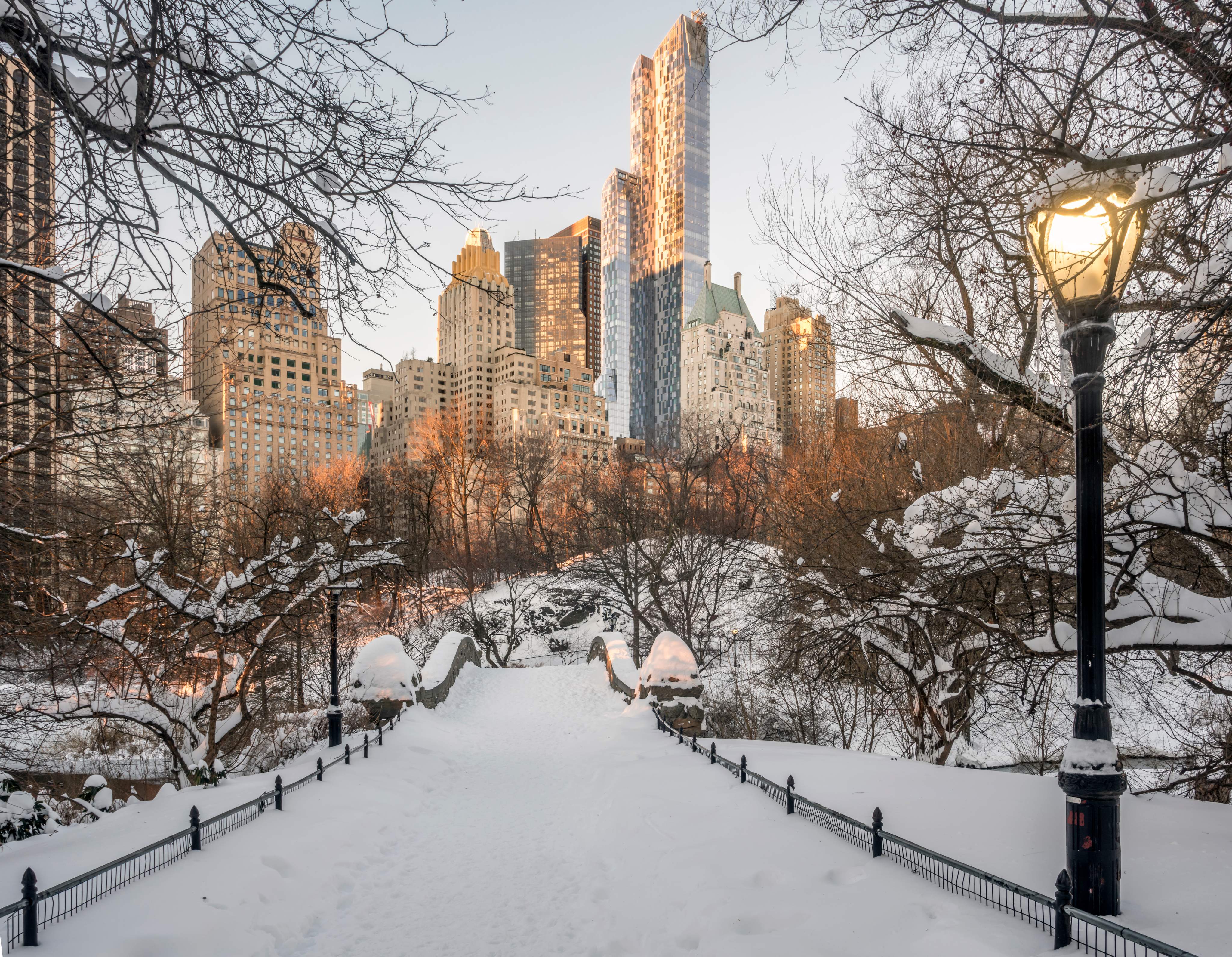 Gapstow Bridge des Central Park in Manhattan, New York City, nach einem Schneesturm.