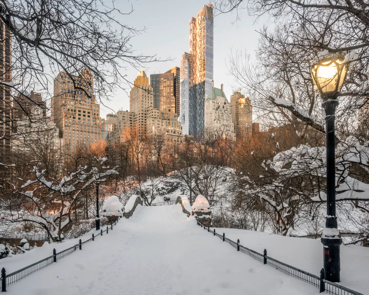 Gapstow Bridge des Central Park in Manhattan, New York City, nach einem Schneesturm.