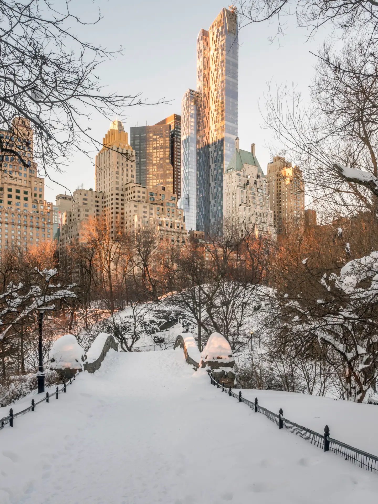 Gapstow Bridge des Central Park in Manhattan, New York City, nach einem Schneesturm.