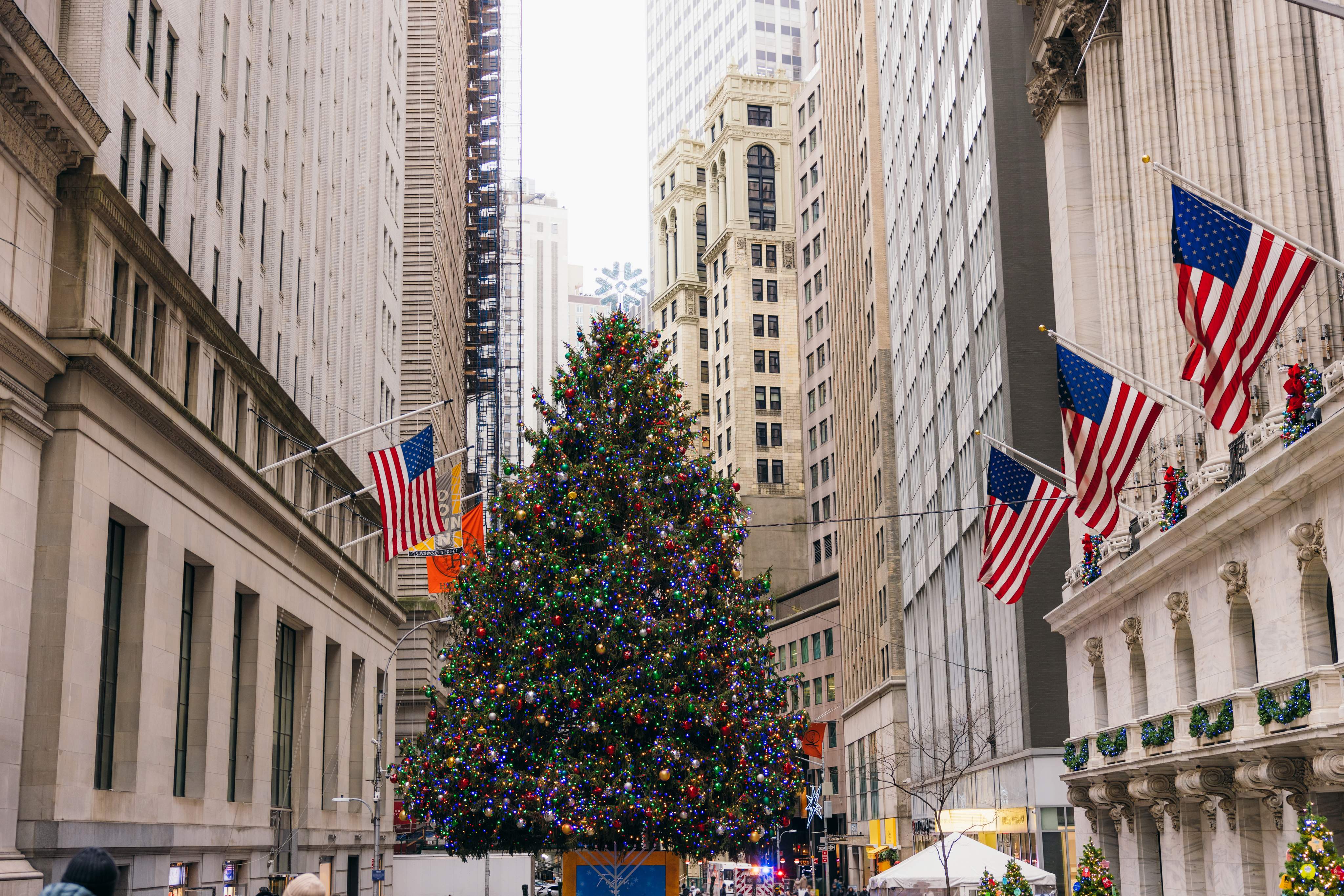 Blick auf einen großen, festlich beleuchteten Weihnachtsbaum in New York