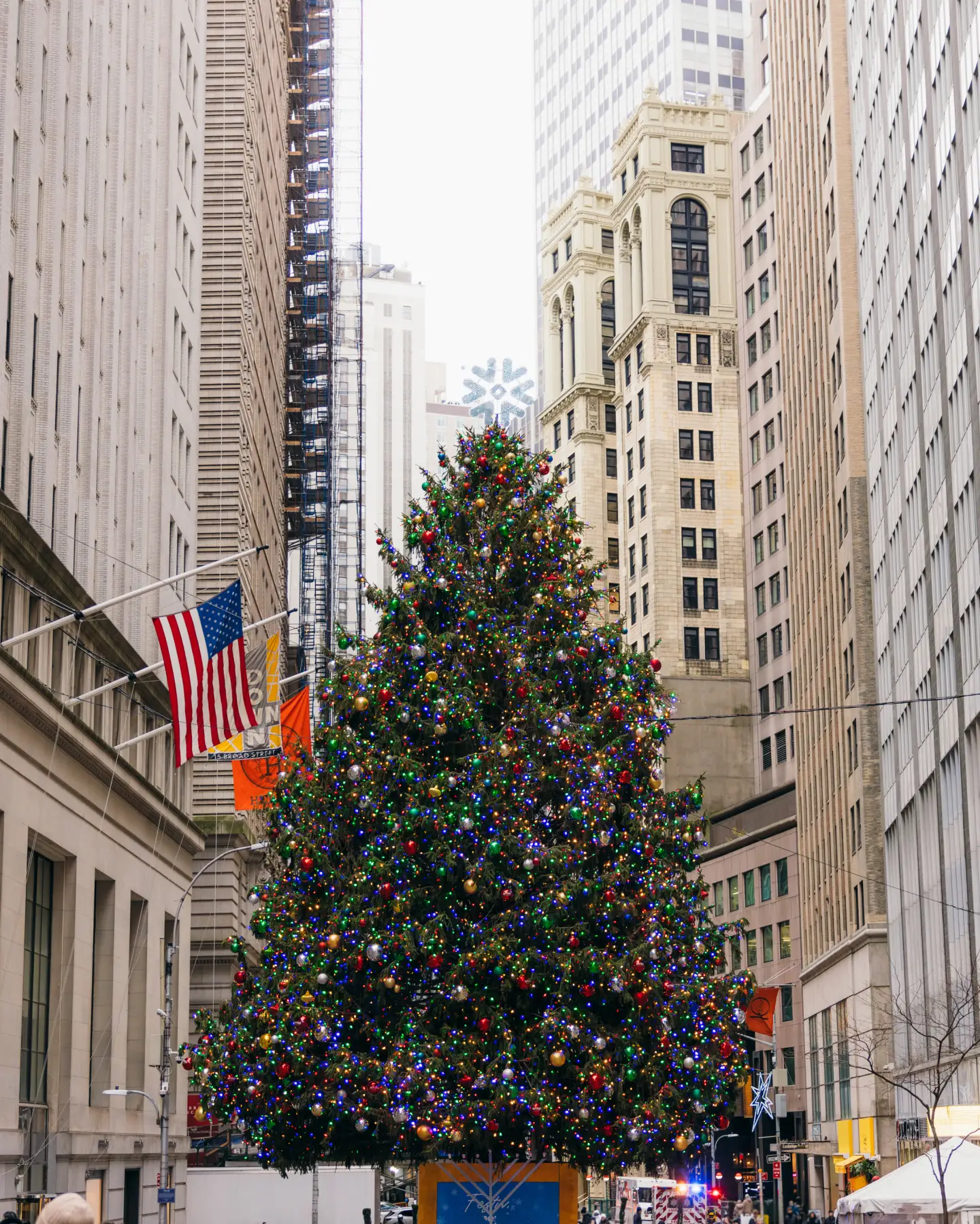 Blick auf einen großen, festlich beleuchteten Weihnachtsbaum in New York