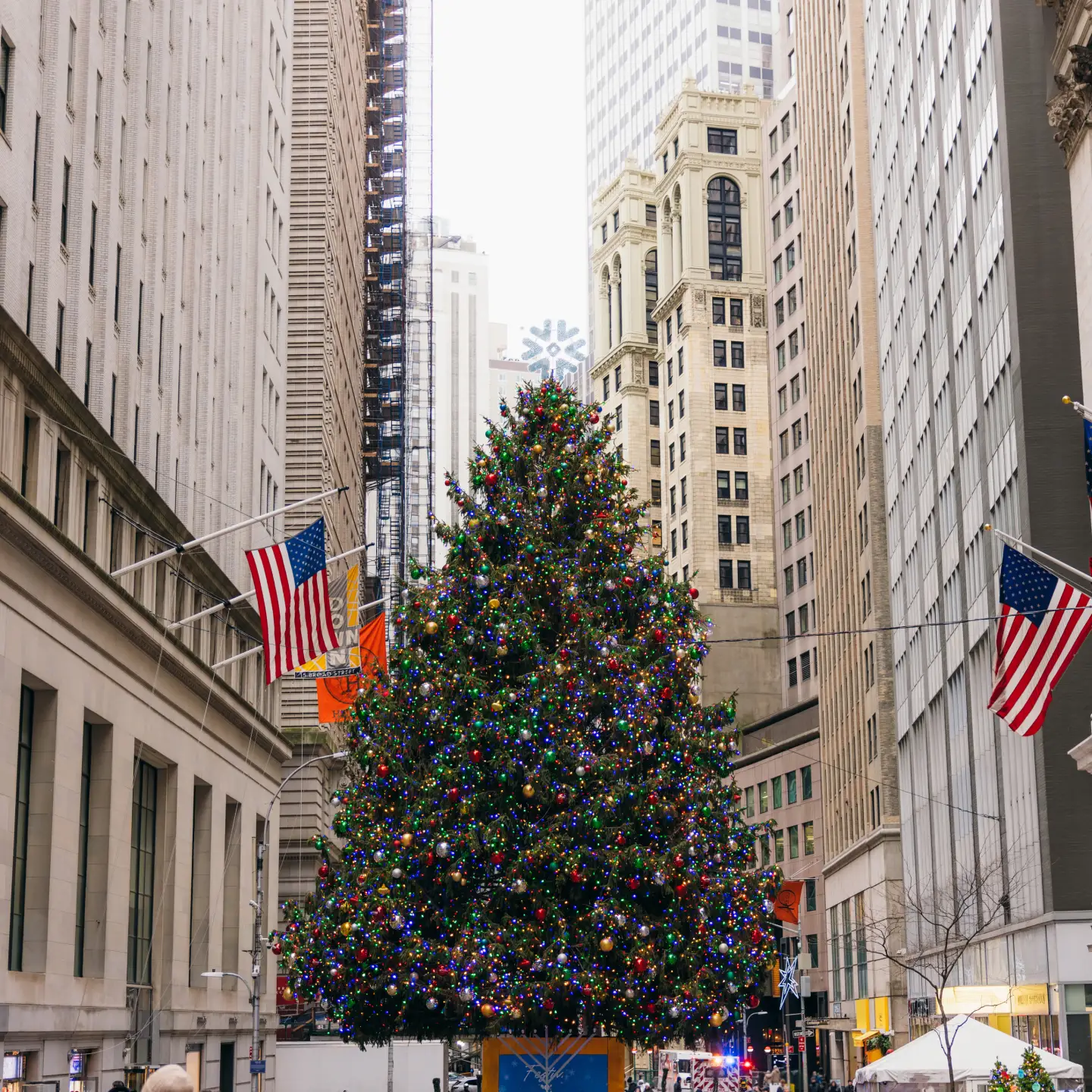 Blick auf einen großen, festlich beleuchteten Weihnachtsbaum in New York