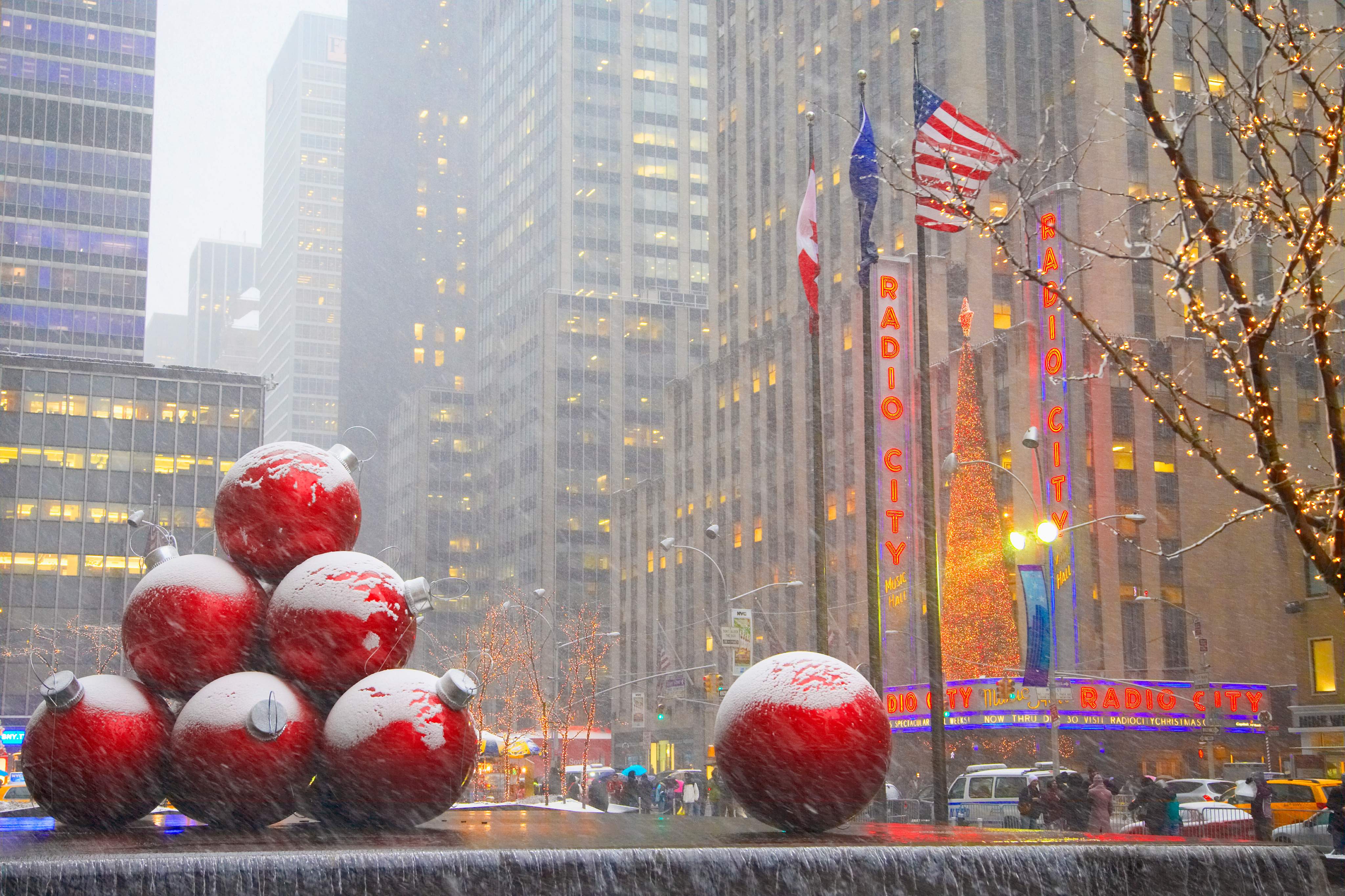 Weihnachtsdekoration vor der Radio City Music Hall, New York City, New York, Vereinigte Staaten