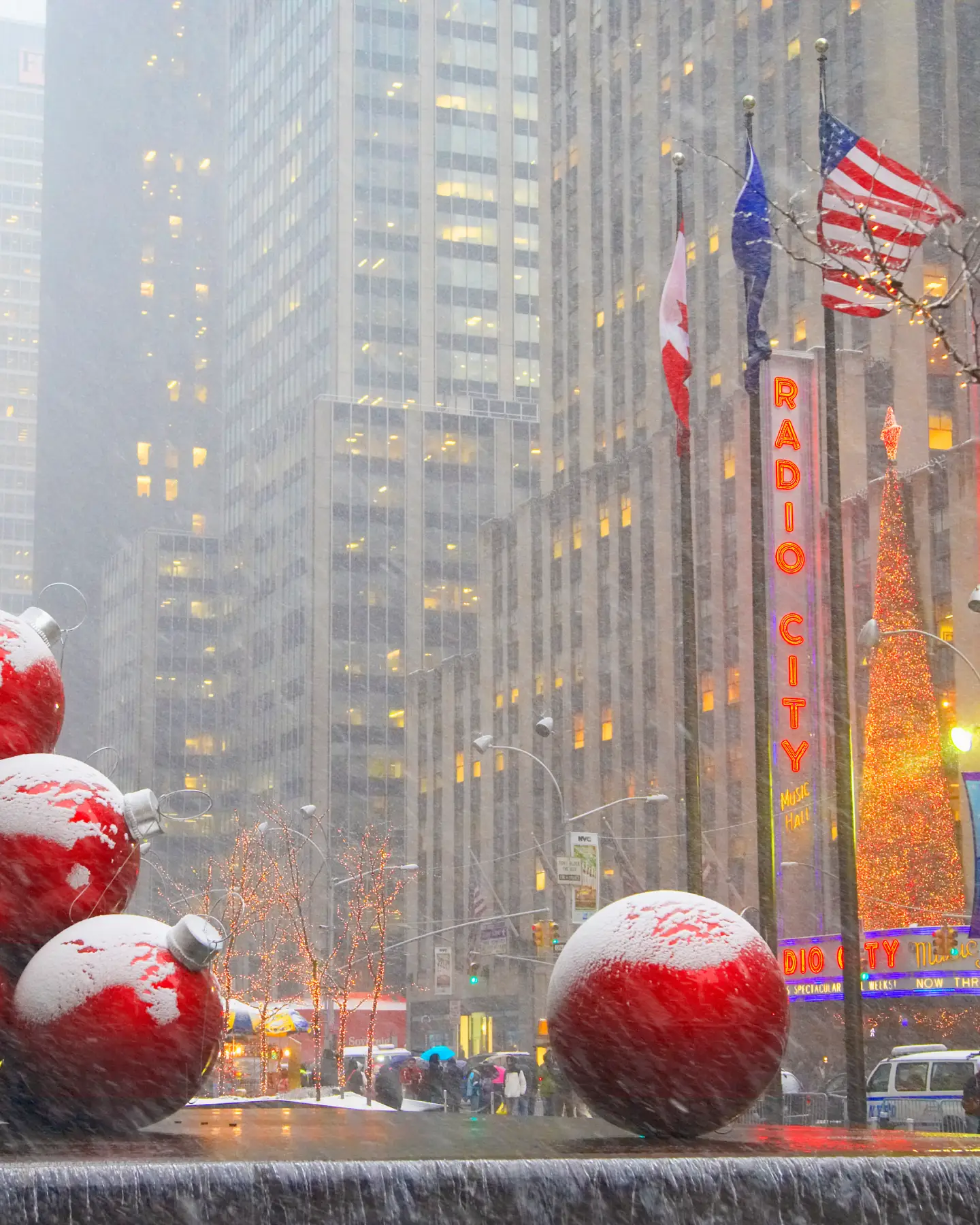 Weihnachtsdekoration vor der Radio City Music Hall, New York City, New York, Vereinigte Staaten