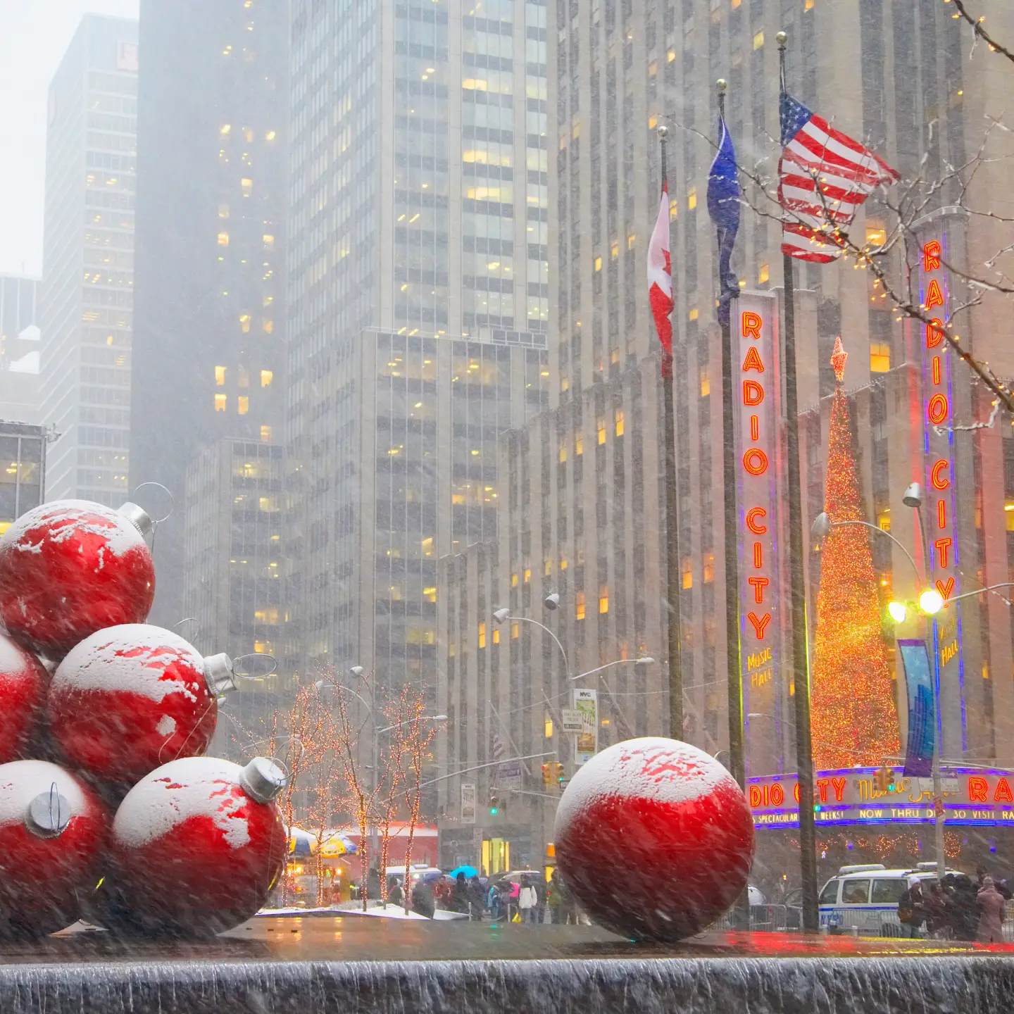 Weihnachtsdekoration vor der Radio City Music Hall, New York City, New York, Vereinigte Staaten