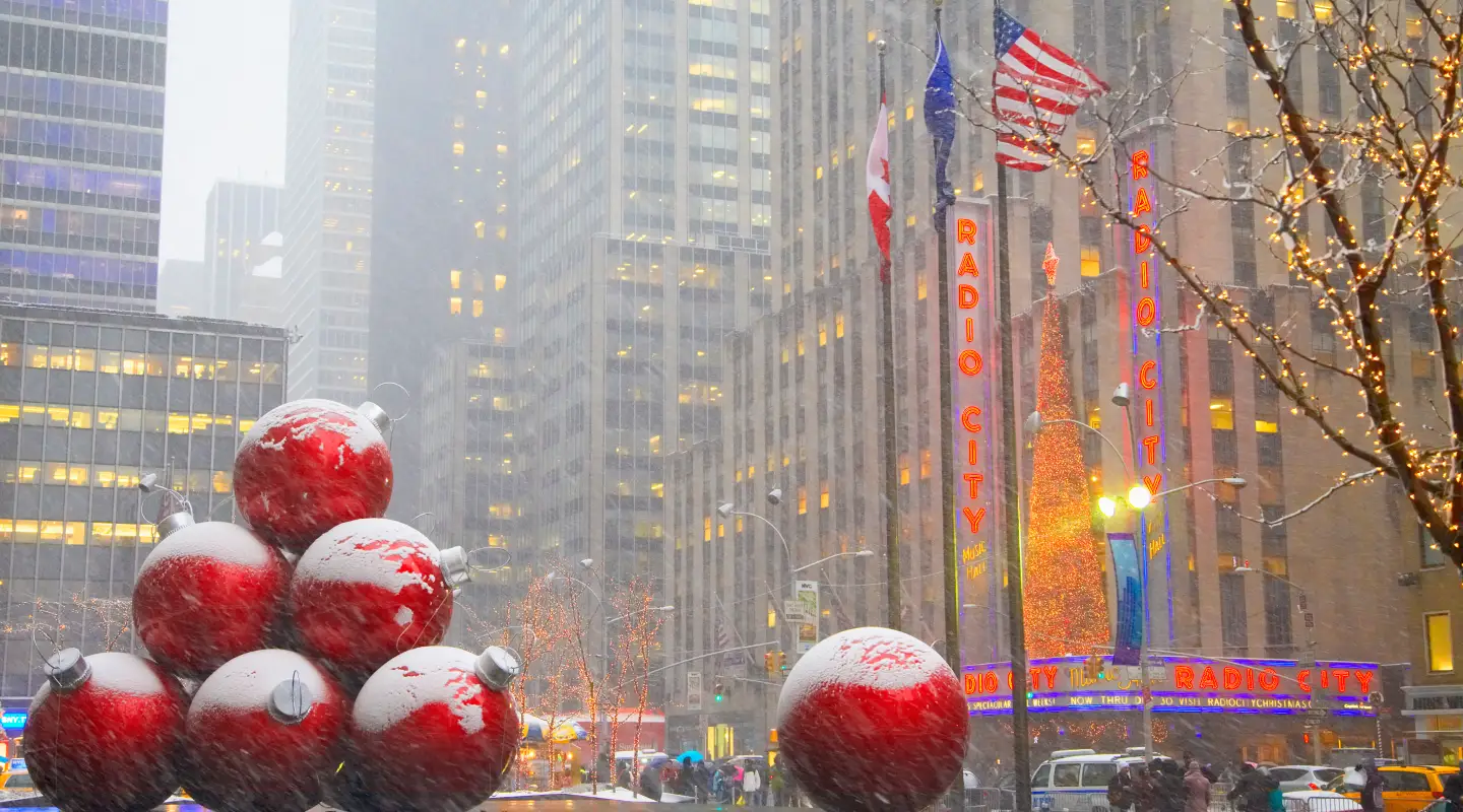 Weihnachtsdekoration vor der Radio City Music Hall, New York City, New York, Vereinigte Staaten
