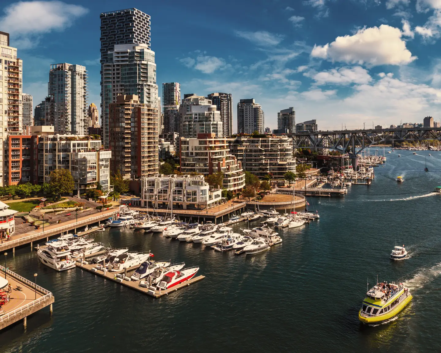 Panoramische luchtfoto van False Creek in Vancouver op een zonnige dag