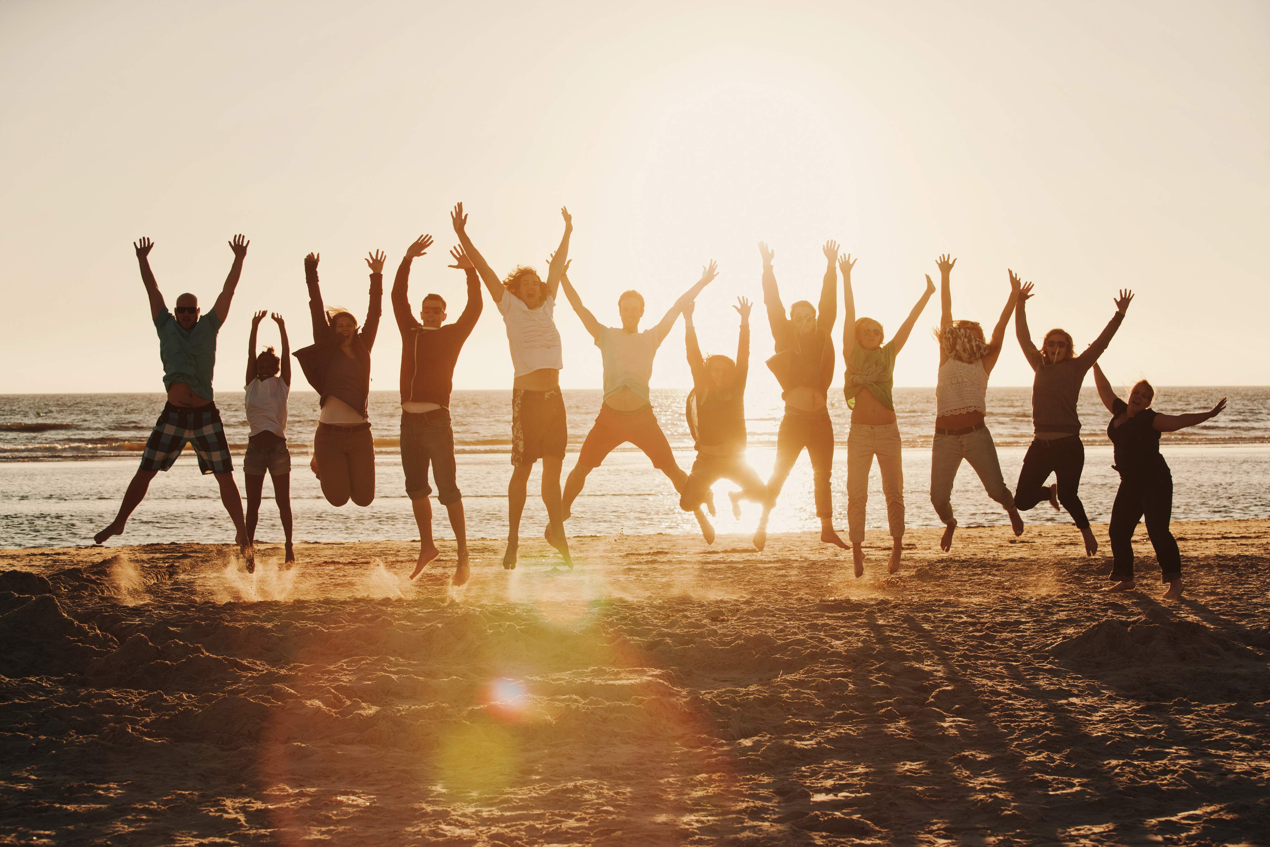 Douze jeunes gens sautent sur la beach de St. Peter-Ording en Allemagne.