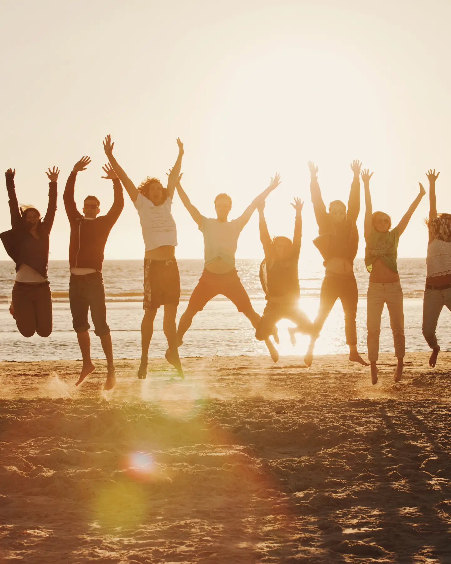 Douze jeunes gens sautent sur la beach de St. Peter-Ording en Allemagne.