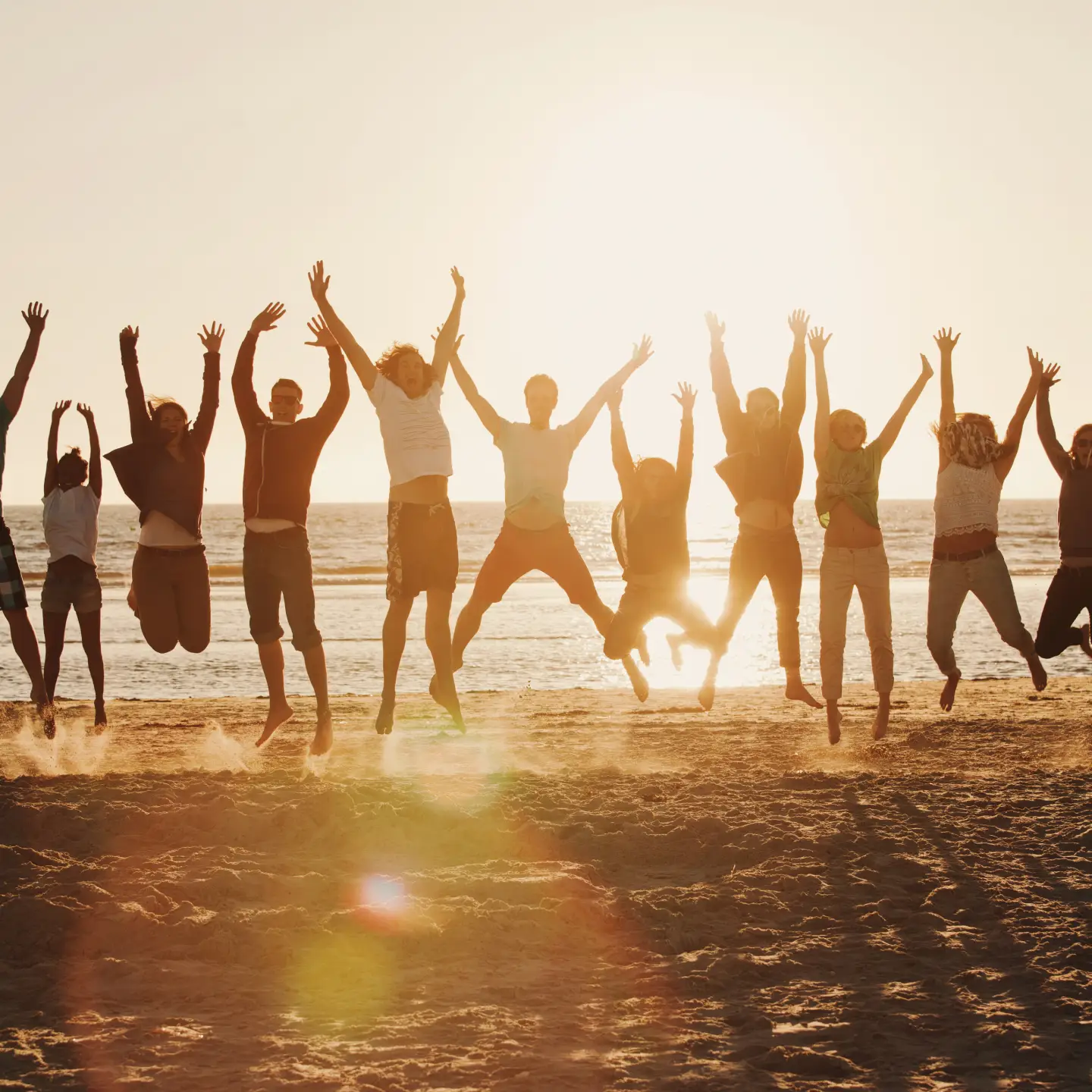 Douze jeunes gens sautent sur la beach de St. Peter-Ording en Allemagne.