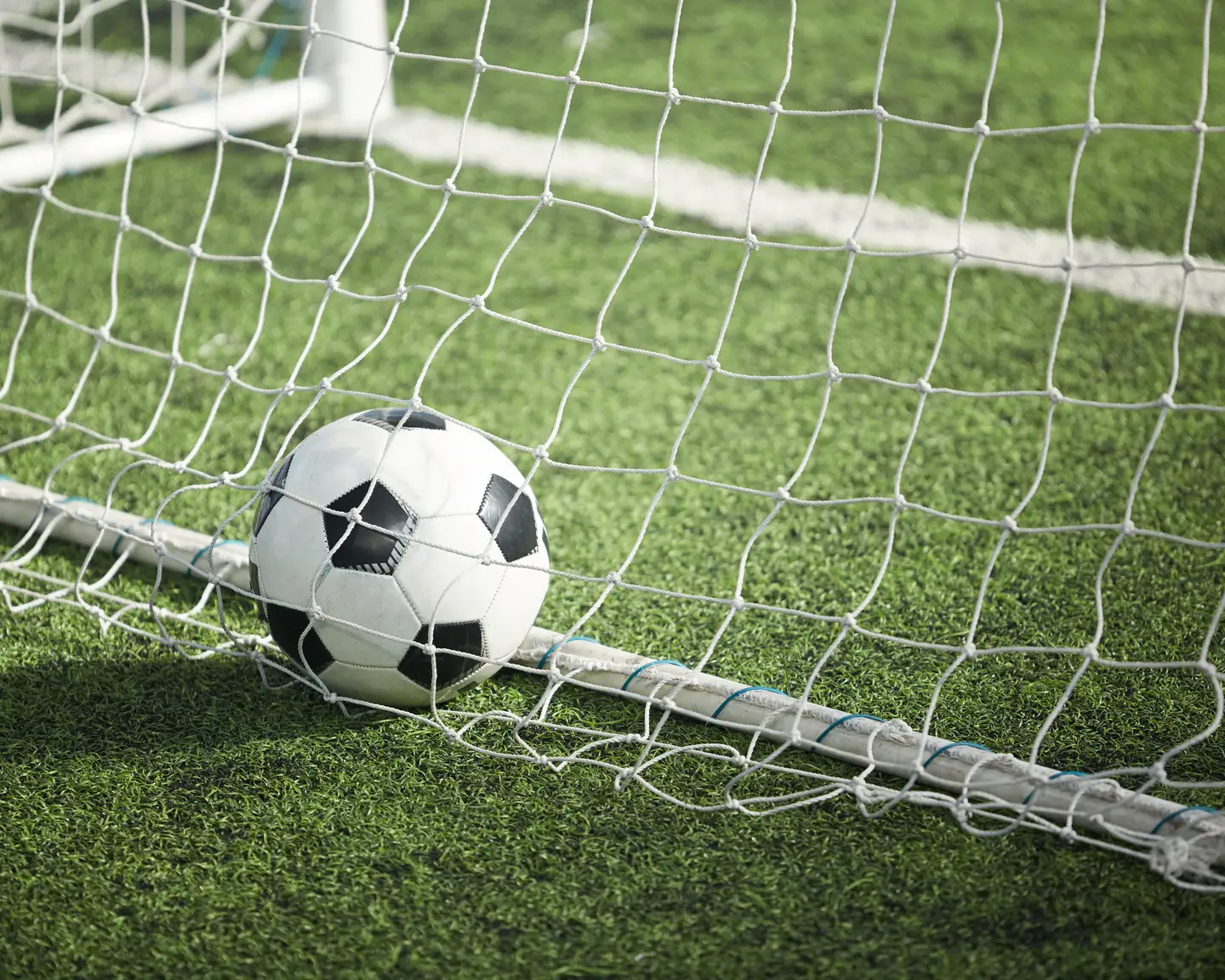 Balón de fútbol en la portería