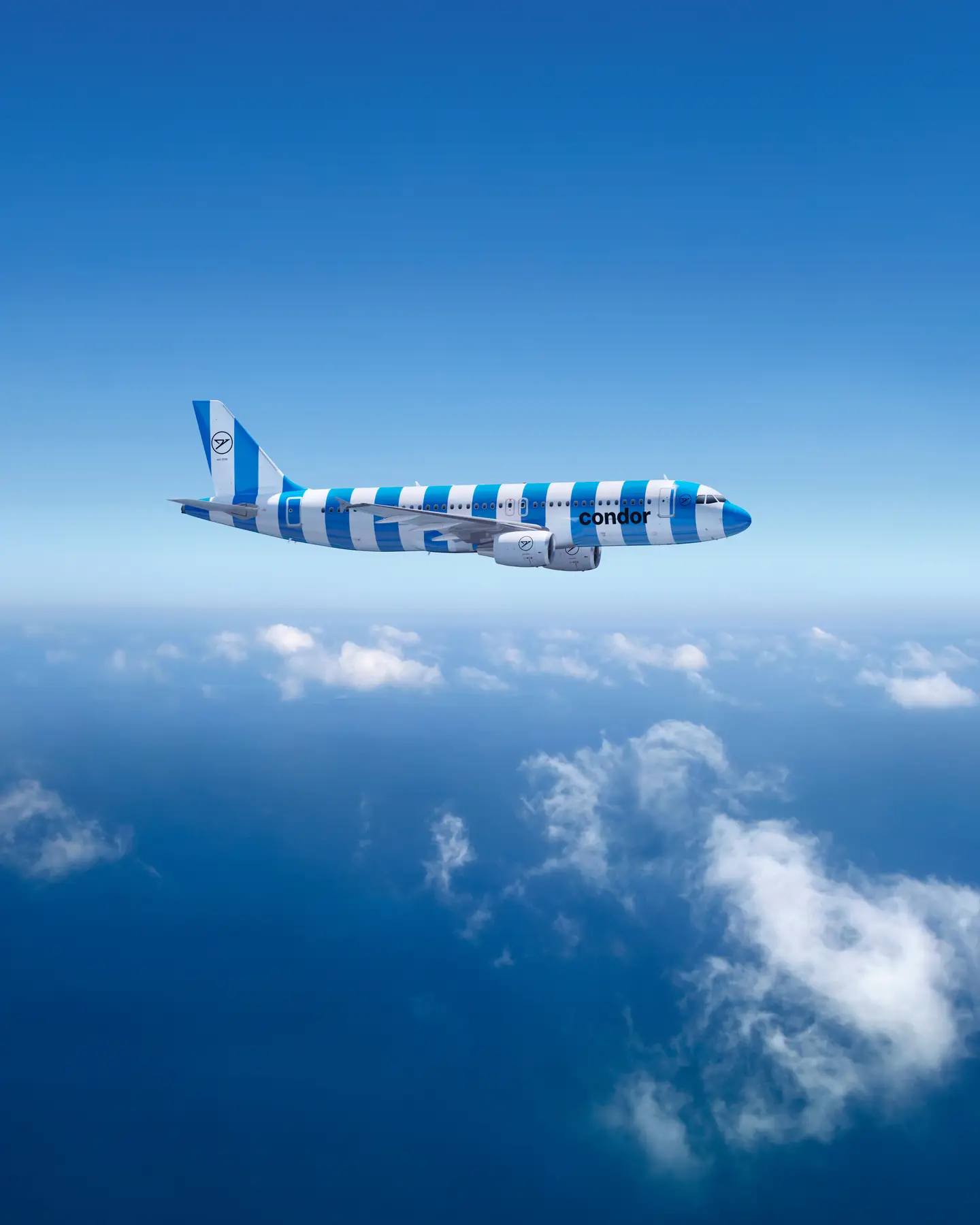 Un Airbus A320-200 de Condor con rayas verdes y blancas sobre un cielo azul claro, con finas nubes blancas debajo.