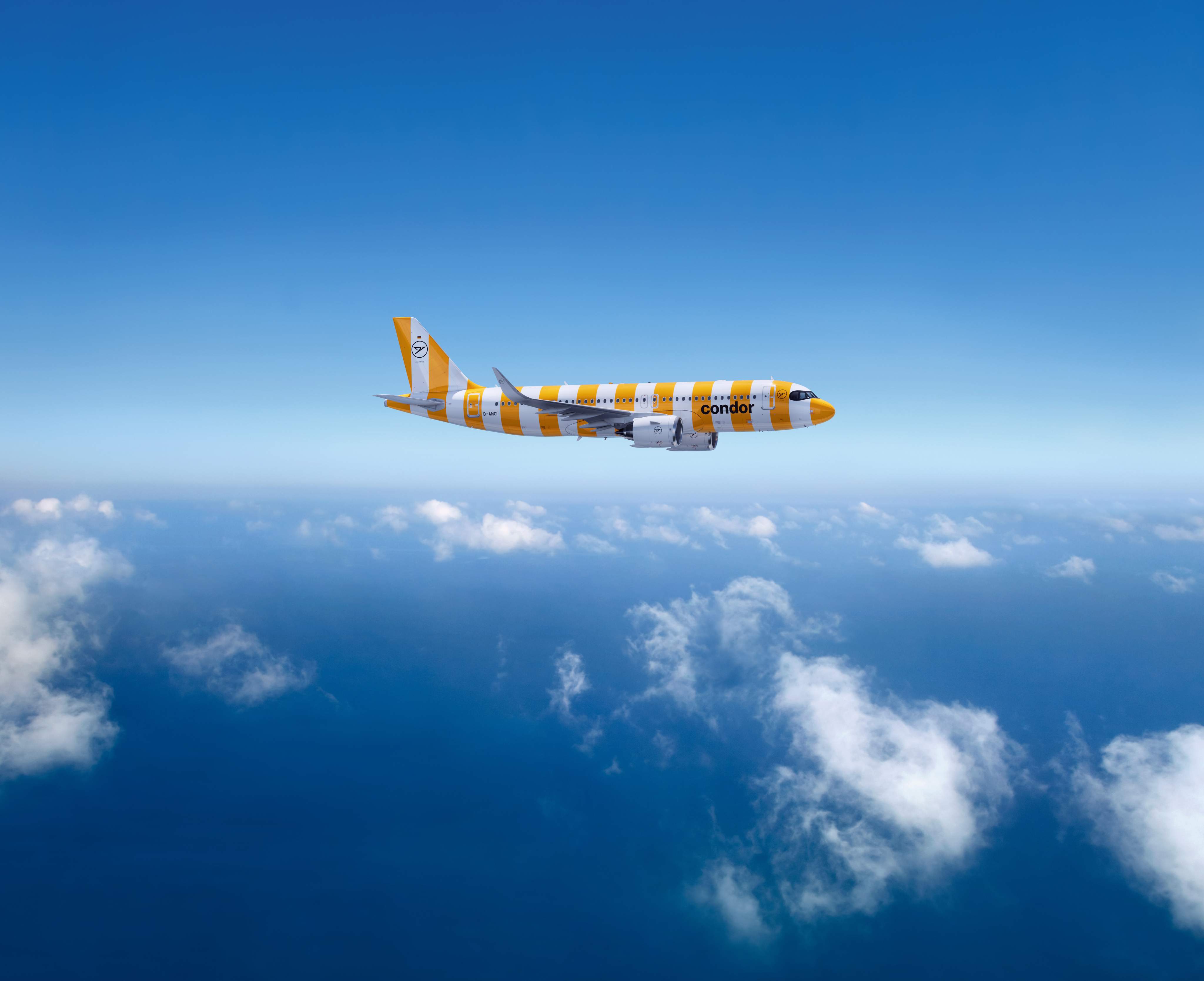 Condor Airbus A320-200 na světle modré obloze s jemnými bílými mraky pod ním.