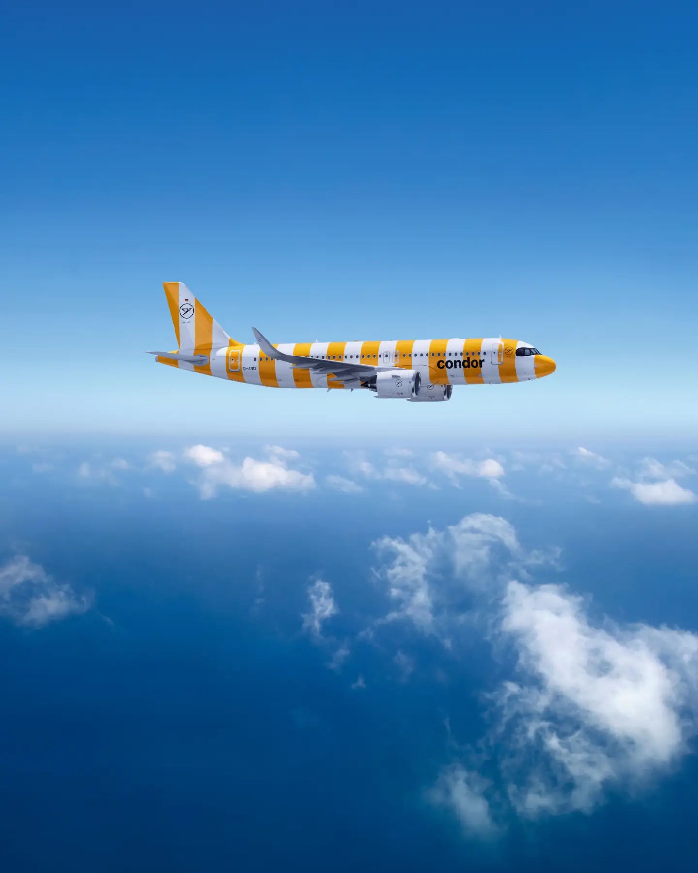 Condor Airbus A320-200 tegen een lichtblauwe lucht, met fijne witte wolken.