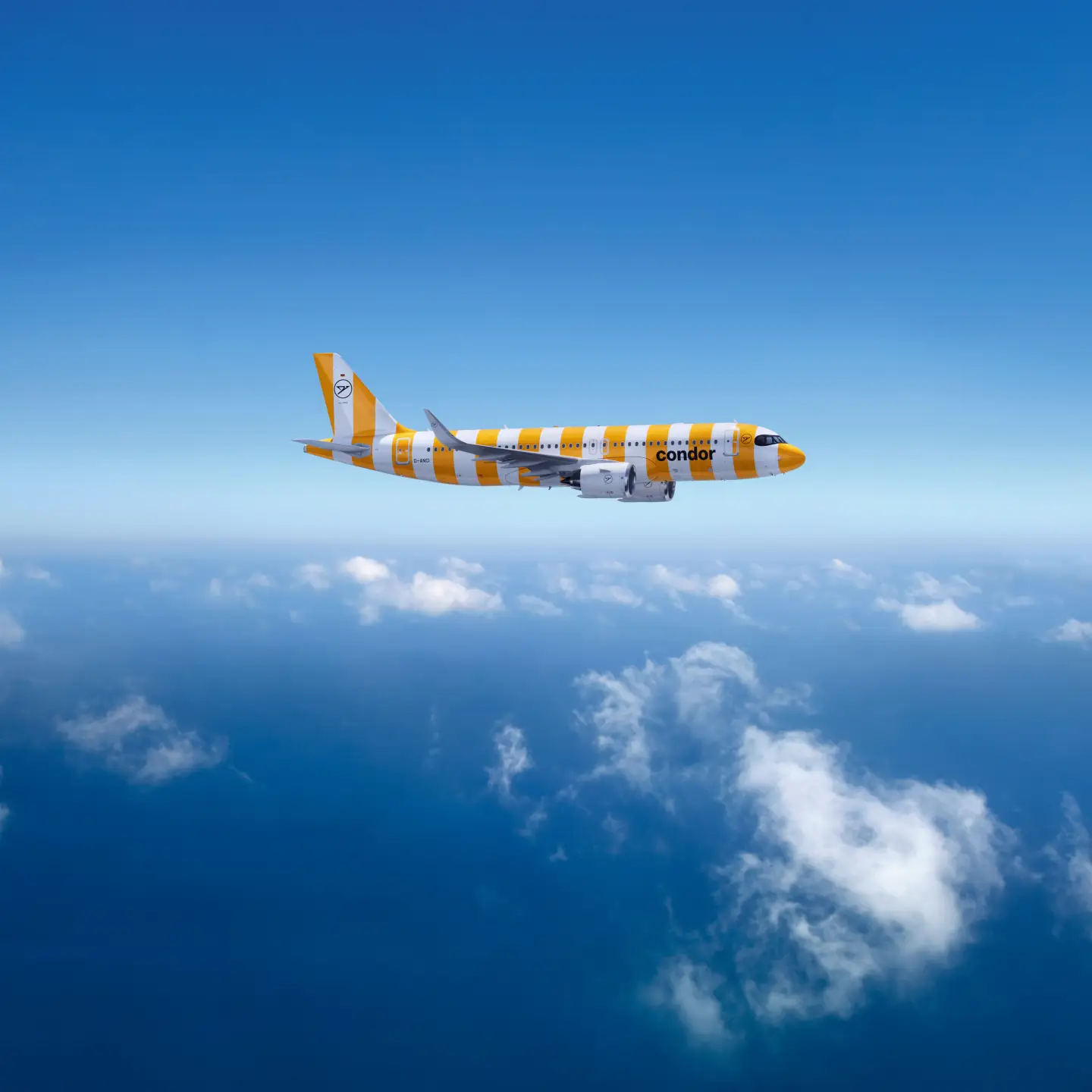 Condor Airbus A320-200 tegen een lichtblauwe lucht, met fijne witte wolken.