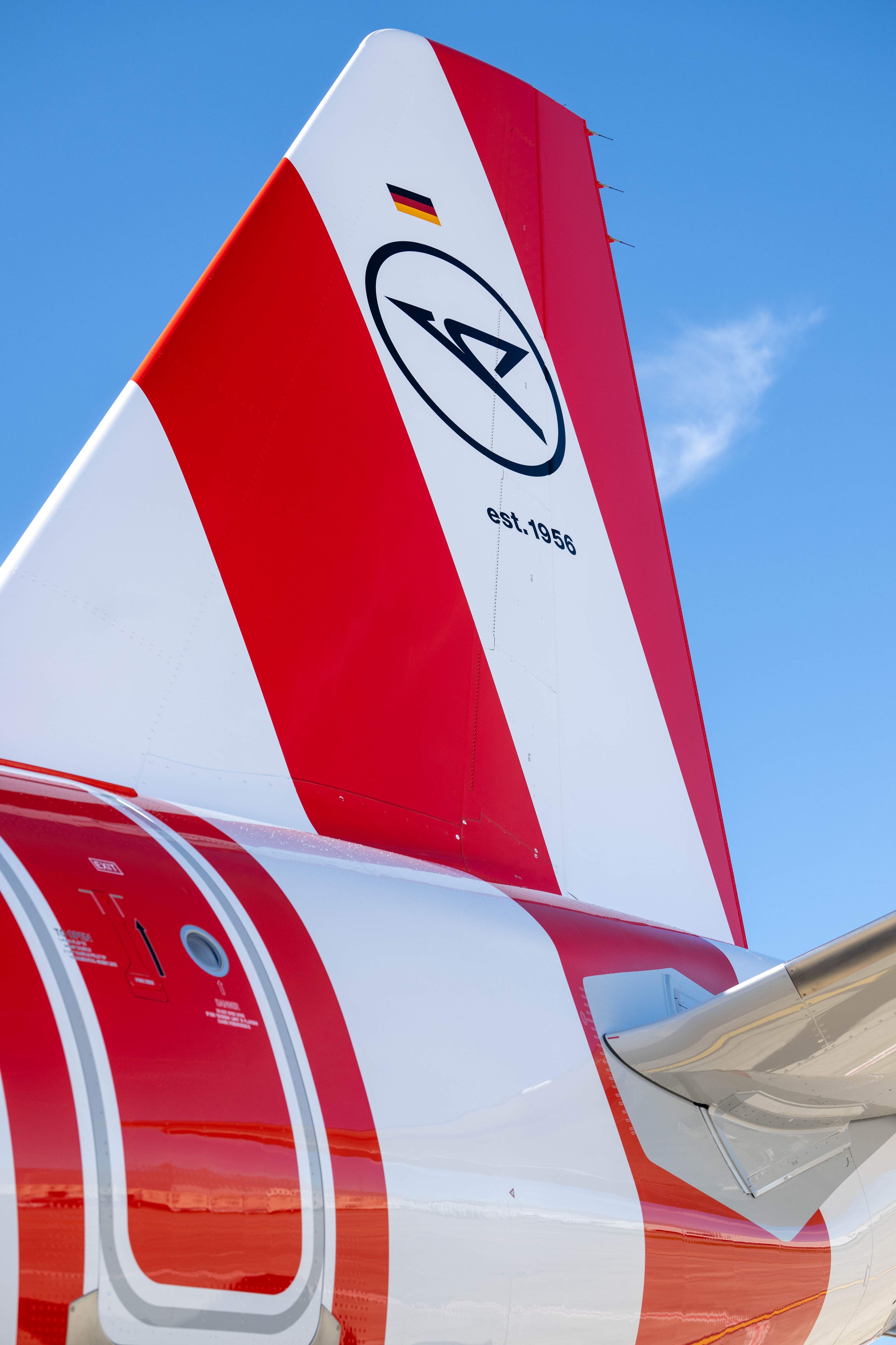 Aleta trasera de un avión Condor rojo y blanco con el logotipo y el año de fundación, "est. 1956".