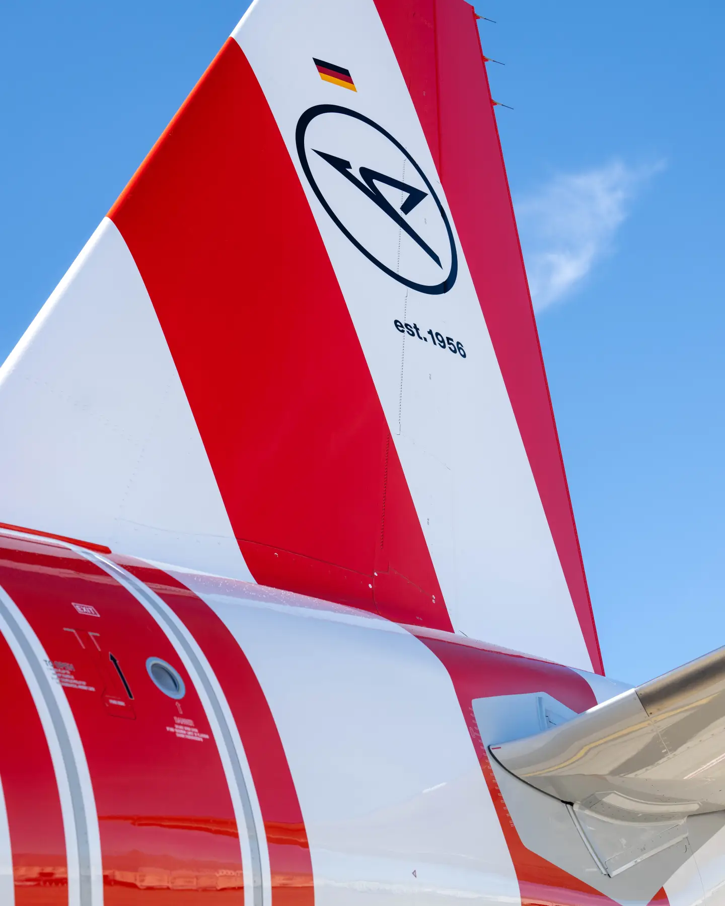 Aleta trasera de un avión Condor rojo y blanco con el logotipo y el año de fundación, "est. 1956".