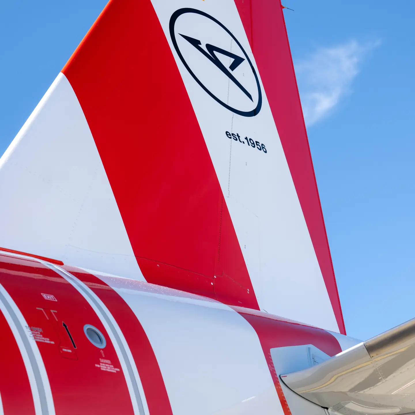 Aleta trasera de un avión Condor rojo y blanco con el logotipo y el año de fundación, "est. 1956".