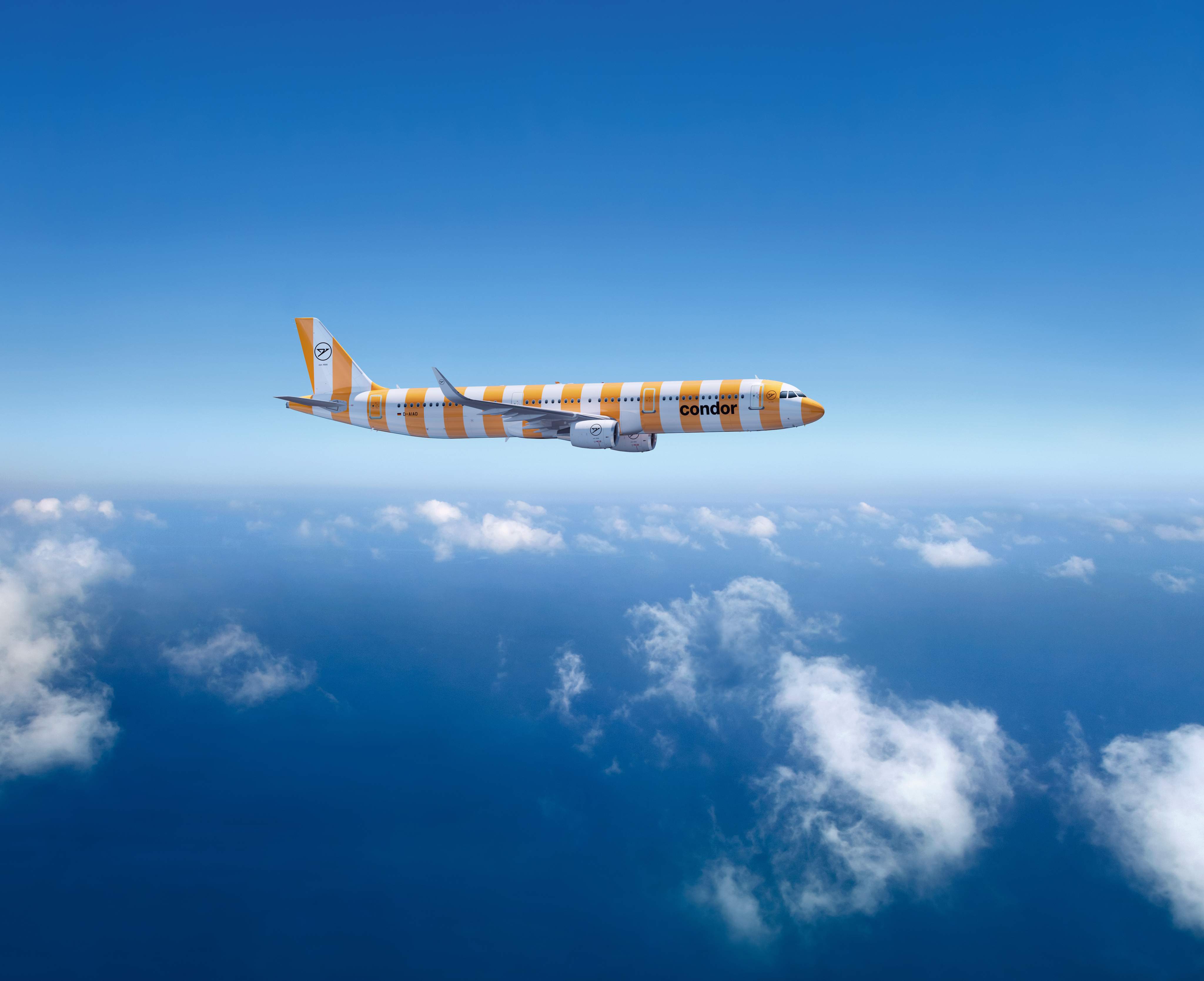 Condor Airbus A321-200 in de kleur Sunshine tegen een lichtblauwe lucht met witte wolken.