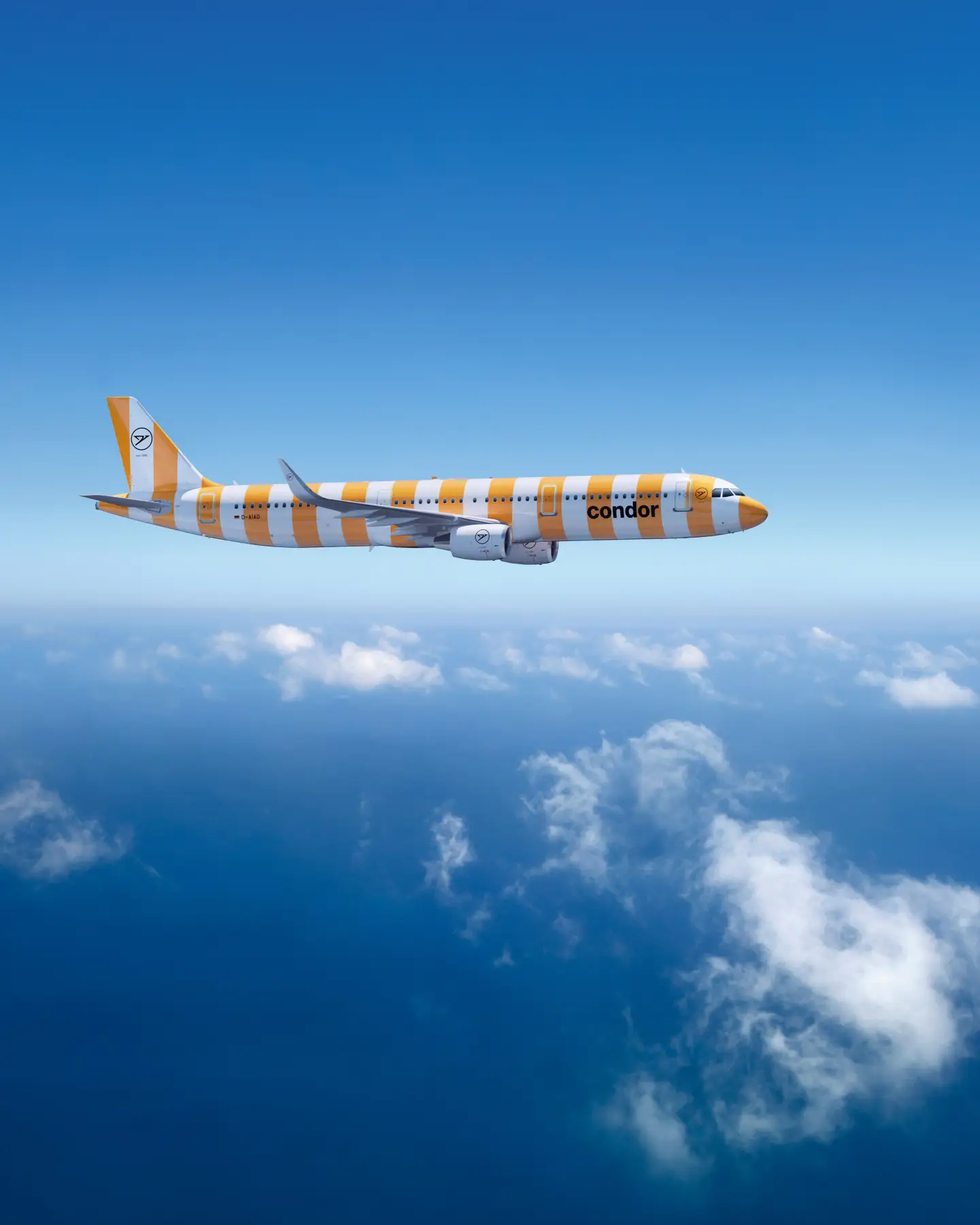 Condor Airbus A321-200 in de kleur Sunshine tegen een lichtblauwe lucht met witte wolken.