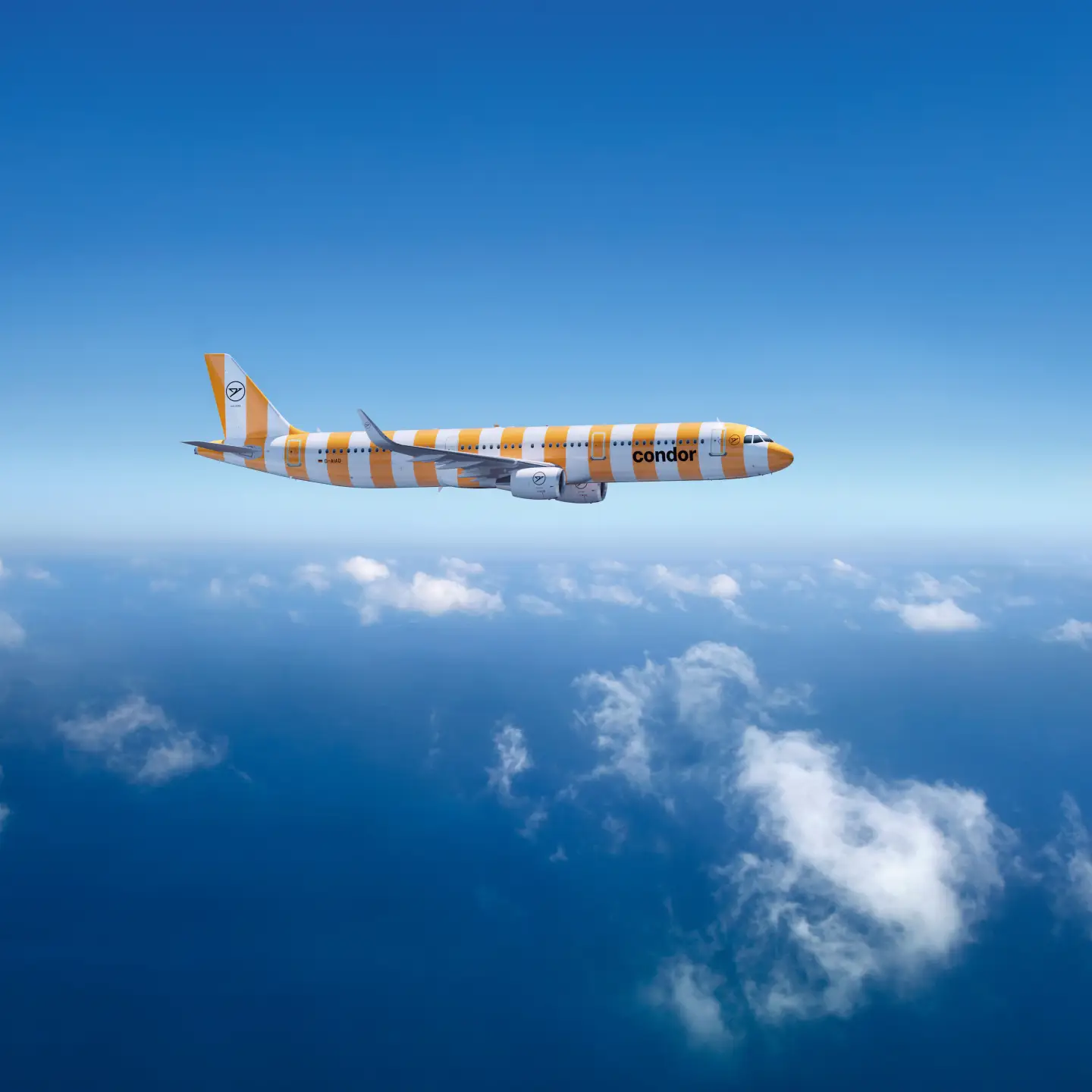 Condor Airbus A321-200 in de kleur Sunshine tegen een lichtblauwe lucht met witte wolken.