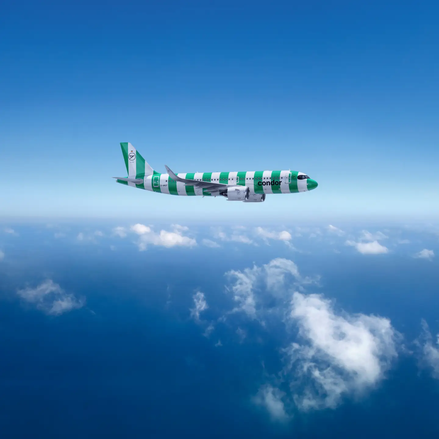 Condor Airbus A320neo in een groen gestreepte beschildering boven een heldere hemel